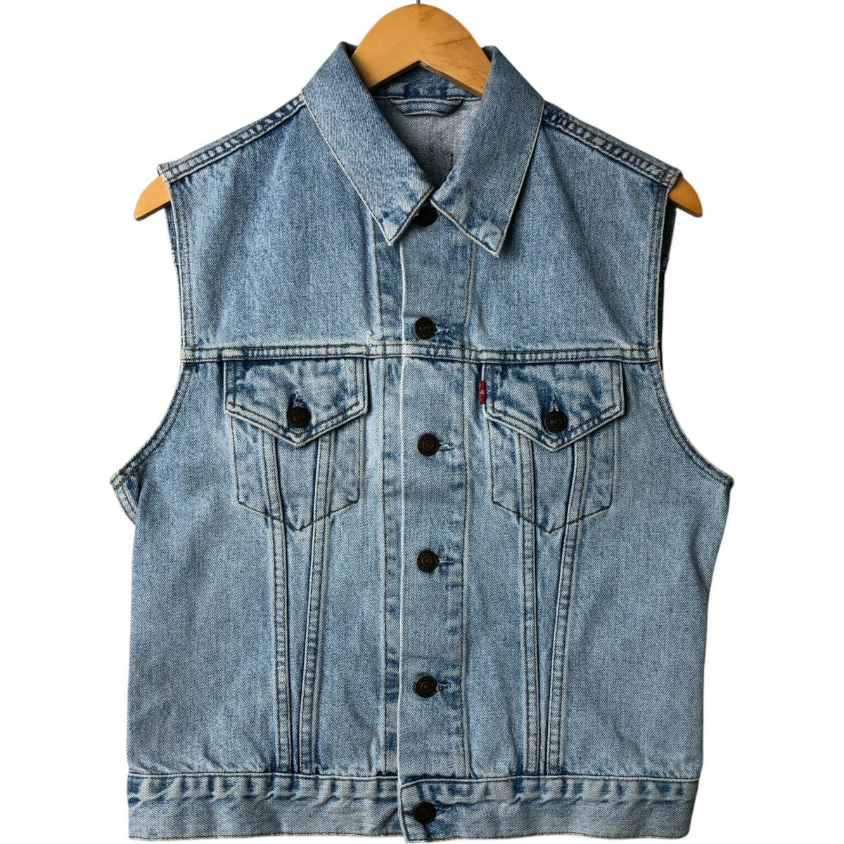 商品詳細 ブランド・Levi's・リーバイス・ 特徴・フルボタン・短丈 ショート丈・ モデル/形状・ユーロモデル・デニムベスト・ 素材・不明・ 色・ブルー系 水色・ 柄・無地・ 生産国・不明・ 年代 サイズ・メンズS・表記サイズ:不明・着丈:55cm・身幅:47.5cm・肩幅:42cm・ コンディション・C・ カテゴリ・メンズ・トップス・ベスト・デニム・コーデュロイ・ボアべスト・ 商品番号・eaa559289・ 取扱店・ネットショップ・ スタッフコメントタグ欠損の為、一部詳細不明になります。 ボタン裏番号が「T31」なので恐らくユーロモデルかと思われます。Levi's ユーロモデル デニムベスト / メンズS / 商品番号 eaa559289 USEDデニムですので使用感、擦れ、色落ちなどございますが、まだまだご愛用していただけます。 古着という事をご理解の上ご注文よろしくお願いします。 【状態追記】 ●前、両胸部・両腹部・両裾に汚れ 中央胸部に擦れ ●後、両裾に汚れ ●内側、左胸部ポケット部分にリペア跡 両裾に汚れ※状態は当社独自の基準です。 着用感表記サイズ着丈身幅肩幅 メンズS不明(サイズ表記不明ですが、計測値によりメンズS相当です。)55cm47.5cm42cm ※測定値の若干の誤差はご了承下さい。サイズガイドはこちら ブランドLevi'sリーバイス 特徴フルボタン / 短丈 ショート丈 モデル/形状ユーロモデル / デニムベスト 素材不明 色ブルー系 水色 柄無地 生産国不明 年代- カテゴリデニム・コーデュロイ・ボアべスト 商品番号eaa559289 取扱店ネットショップ 　　 タグ欠損の為、一部詳細不明になります。 ボタン裏番号が「T31」なので恐らくユーロモデルかと思われます。リーバイスの他の商品を見るデニム・コーデュロイ・ボアべストの他の商品を見る