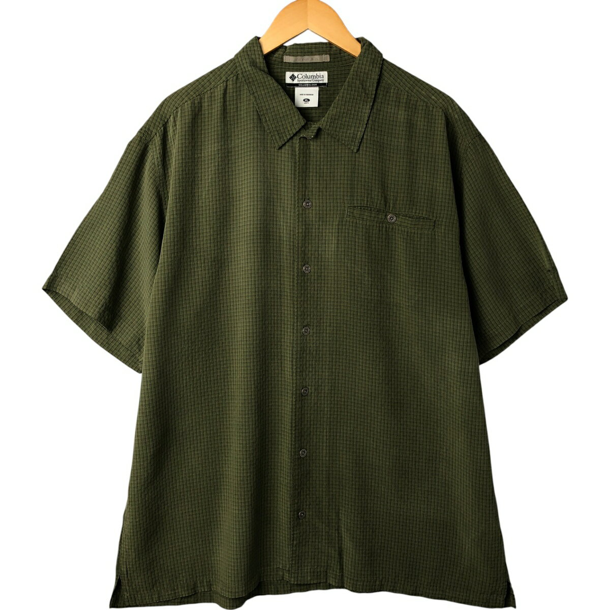 商品詳細 ブランド・Columbia・コロンビア・ 特徴・半袖・レギュラーカラー・ボックスシャツ・ モデル/形状・SPORTSWEAR COMPANY・半袖 コットン チェックシャツ・ 素材・モダール:81%・ポリエステル:19%・ 色・カーキ系 セージグリーン・ 柄・チェック柄・ 生産国・インドネシア製・ 年代 サイズ・表記サイズ:XL・着丈:80cm・身幅:66.5cm・肩幅:54.5cm・袖丈:26.5cm・ コンディション・C・ カテゴリ・メンズ・トップス・半袖シャツ・その他半袖シャツ・ 商品番号・eaa560162・ 取扱店・・ スタッフコメントColumbia SPORTSWEAR COMPANY 半袖 コットン チェックシャツ / 商品番号 eaa560162 USEDですので使用感などございますが、まだまだご愛用していただけます。 古着という事をご理解の上ご注文よろしくお願いします。 【状態追記】 ●前、左腕に擦れ ●後、左腕に擦れ ●内、前立て（第一ボタン）に擦れ ※状態は当社独自の基準です。 表記サイズ着丈身幅肩幅袖丈 XL(※着用感、表記サイズは目安です。)80cm66.5cm54.5cm26.5cm ※測定値の若干の誤差はご了承下さい。サイズガイドはこちら ブランドColumbiaコロンビア 特徴半袖 / レギュラーカラー / ボックスシャツモデル/形状SPORTSWEAR COMPANY / 半袖 コットン チェックシャツ素材モダール:81% / ポリエステル:19%色カーキ系 セージグリーン柄チェック柄生産国インドネシア製年代-カテゴリその他半袖シャツ商品番号eaa560162取扱店　　 コロンビアの他の商品を見るその他半袖シャツの他の商品を見る