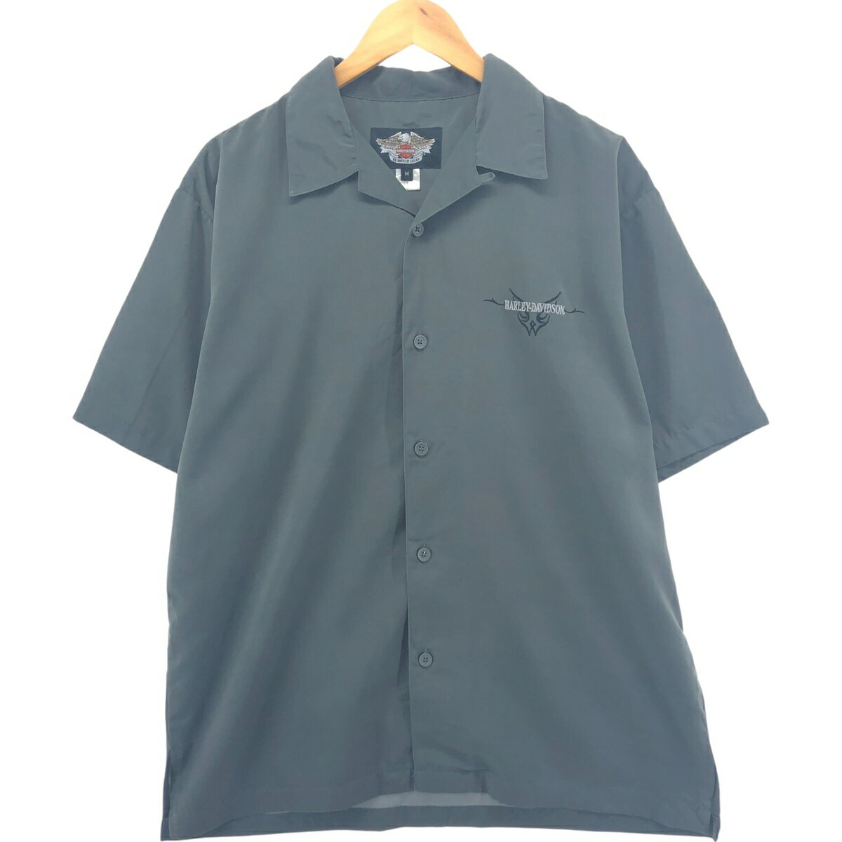 商品詳細 ブランド・Harley-Davidson・ハーレーダビッドソン・ 特徴・オープンカラー・半袖・ボックスシャツ・ モデル/形状・半袖 ワークシャツ・ 素材・ポリエステル:100%・ 色・グレー系 灰色・ 柄・プリント・刺繍・ 生産国・韓国製・ 年代 サイズ・表記サイズ:M・着丈:78cm・身幅:62.5cm・肩幅:53.5cm・袖丈:26cm・ コンディション・C・ カテゴリ・メンズ・トップス・半袖シャツ・その他半袖シャツ・ 商品番号・eaa560831・ 取扱店・・ スタッフコメントHarley-Davidson 半袖 ワークシャツ / 商品番号 eaa560831 USEDですので使用感などございますが、まだまだご愛用していただけます。 古着という事をご理解の上ご注文よろしくお願いします。 【状態追記】 ●前、胸に糸引き※状態は当社独自の基準です。 表記サイズ着丈身幅肩幅袖丈 M(※着用感、表記サイズは目安です。)78cm62.5cm53.5cm26cm ※測定値の若干の誤差はご了承下さい。サイズガイドはこちら ブランドHarley-Davidsonハーレーダビッドソン 特徴オープンカラー / 半袖 / ボックスシャツモデル/形状半袖 ワークシャツ素材ポリエステル:100%色グレー系 灰色柄プリント / 刺繍生産国韓国製年代-カテゴリその他半袖シャツ商品番号eaa560831取扱店　　 ハーレーダビッドソンの他の商品を見るその他半袖シャツの他の商品を見る