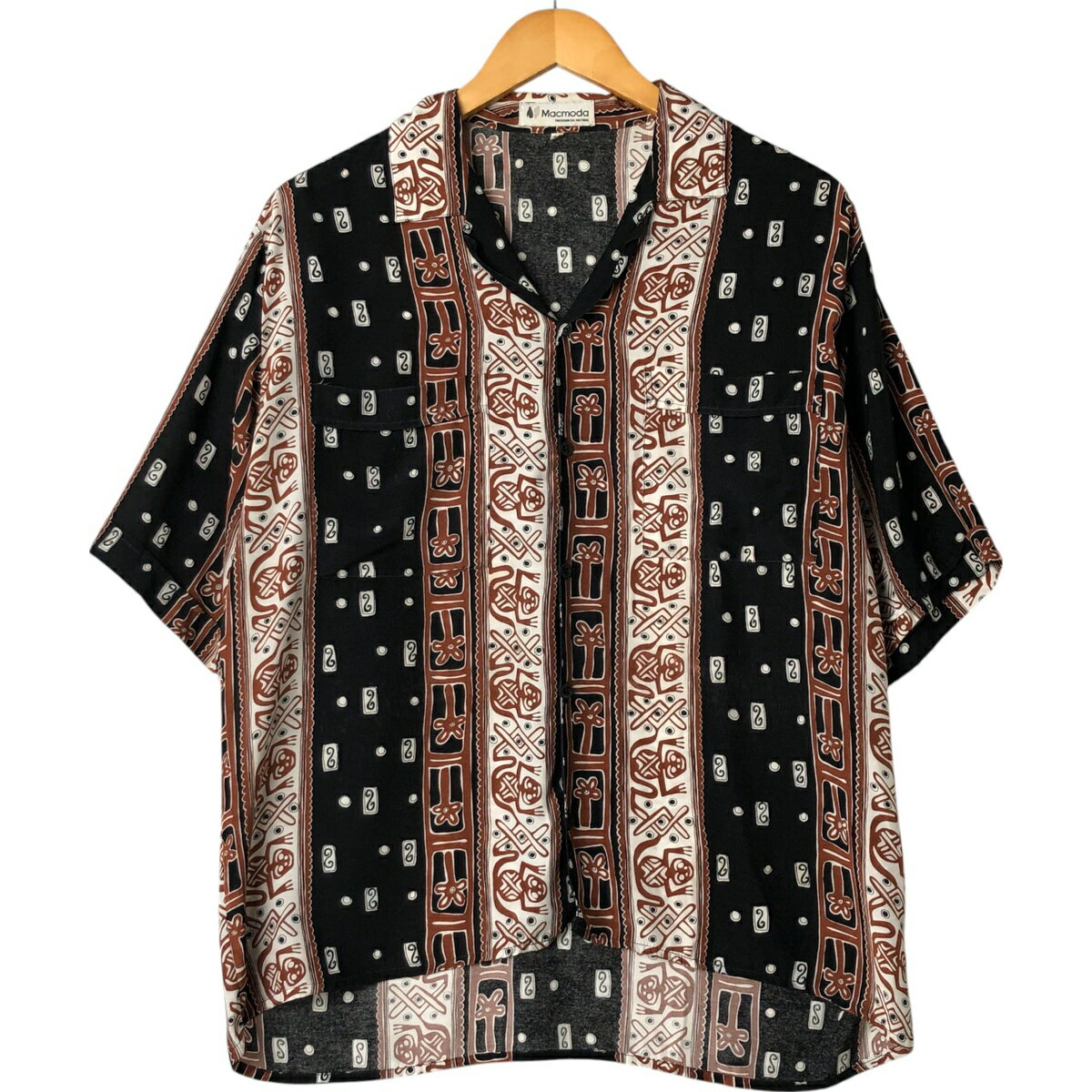 商品詳細 ブランド・UNKNOWN・ 特徴・半袖・オープンカラー・ボックスシャツ・ モデル/形状・半袖 オープンカラー シャツ・ 素材・不明・ 色・ブラック系 黒色・ブラウン系 茶色・ 柄・総柄・ 生産国・不明・ 年代 サイズ・表記サイズ:M・着丈:69.5cm・身幅:56cm・肩幅:49cm・袖丈:27.5cm・ コンディション・C・ カテゴリ・メンズ・トップス・半袖シャツ・その他半袖シャツ・ 商品番号・eaa561087・ 取扱店・・ スタッフコメント半袖 オープンカラー シャツ / 商品番号 eaa561087 USEDですので使用感などございますが、まだまだご愛用していただけます。 古着という事をご理解の上ご注文よろしくお願いします。 【状態追記】 ●前、右胸に汚れ ※状態は当社独自の基準です。 表記サイズ着丈身幅肩幅袖丈 M(※着用感、表記サイズは目安です。)69.5cm56cm49cm27.5cm ※測定値の若干の誤差はご了承下さい。サイズガイドはこちら ブランドUNKNOWN 特徴半袖 / オープンカラー / ボックスシャツモデル/形状半袖 オープンカラー シャツ素材不明色ブラック系 黒色 / ブラウン系 茶色柄総柄生産国不明年代-カテゴリその他半袖シャツ商品番号eaa561087取扱店　　 その他半袖シャツの他の商品を見る