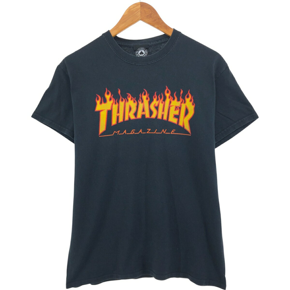 商品詳細 ブランド・THRASHER・スラッシャー・ 特徴・クルーネック(丸首)・半袖・ モデル/形状・サーフ スケートTシャツ・ 素材・コットン:100%・ 色・ブラック系 黒色・ 柄・ロゴプリント・ファイヤーパターン・ 生産国・ドミニカ製・ 年代 サイズ・表記サイズ:M・着丈:66.5cm・身幅:51cm・肩幅:46cm・袖丈:16.5cm・ コンディション・C・ カテゴリ・メンズ・トップス・Tシャツ・サーフ・スケートTシャツ・ 商品番号・eaa561449・ 取扱店・・ スタッフコメントTHRASHER サーフ スケートTシャツ / 商品番号 eaa561449 USEDですので使用感などございますが、まだまだご愛用していただけます。 古着という事をご理解の上ご注文よろしくお願いします。 【状態追記】 ●前、両袖ぐりに裂け ●前、両袖ぐり(内側)に制汗剤残り※状態は当社独自の基準です。 表記サイズ着丈身幅肩幅袖丈 M(※着用感、表記サイズは目安です。)66.5cm51cm46cm16.5cm ※測定値の若干の誤差はご了承下さい。サイズガイドはこちら ブランドTHRASHERスラッシャー 特徴クルーネック(丸首) / 半袖モデル/形状サーフ スケートTシャツ素材コットン:100%色ブラック系 黒色柄ロゴプリント / ファイヤーパターン生産国ドミニカ製年代-カテゴリサーフ・スケートTシャツ商品番号eaa561449取扱店　　 スラッシャーの他の商品を見るサーフ・スケートTシャツの他の商品を見る