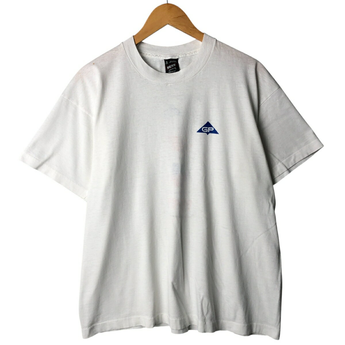 商品詳細 ブランド・FRUIT OF THE LOOM・フルーツオブザルーム・ 特徴・クルーネック(丸首)・半袖・ヴィンテージ・シングルステッチ・ モデル/形状・Georgia-Pacific ジョージアパシフィック・アドバタイジングTシャツ・ 素材・コットン:50%・ポリエステル:50%・ 色・ホワイト系 白色・ 柄・プリント・ 生産国・USA製・ 年代・90年代・ サイズ・メンズXL・表記サイズ:XL・着丈:65.5cm・身幅:59.5cm・肩幅:54cm・袖丈:17.5cm・ コンディション・C・ カテゴリ・メンズ・トップス・Tシャツ・アドバタイジングTシャツ・ 商品番号・eaa563620・ 取扱店・・ スタッフコメントFRUIT OF THE LOOM Georgia-Pacific ジョージアパシフィック アドバタイジングTシャツ / メンズXL / 商品番号 eaa563620 USEDですので使用感などございますが、まだまだご愛用していただけます。 古着という事をご理解の上ご注文よろしくお願いします。 【状態追記】 ●前、右肩に汚れ ●後、両袖・左肩・腰に汚れ　腰に穴※状態は当社独自の基準です。 着用感表記サイズ着丈身幅肩幅袖丈 メンズXLXL(※着用感、表記サイズは目安です。)65.5cm59.5cm54cm17.5cm ※測定値の若干の誤差はご了承下さい。サイズガイドはこちら ブランドFRUIT OF THE LOOMフルーツオブザルーム 特徴クルーネック(丸首) / 半袖 / ヴィンテージ / シングルステッチモデル/形状Georgia-Pacific ジョージアパシフィック / アドバタイジングTシャツ素材コットン:50% / ポリエステル:50%色ホワイト系 白色柄プリント生産国USA製年代90年代カテゴリアドバタイジングTシャツ商品番号eaa563620取扱店　　 フルーツオブザルームの他の商品を見るアドバタイジングTシャツの他の商品を見る