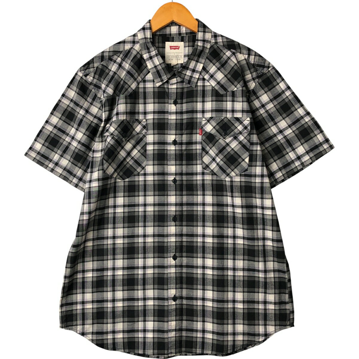商品詳細 ブランド・Levi's・リーバイス・ 特徴・半袖・レギュラーカラー・ウエスタンヨーク・ モデル/形状・半袖 ウエスタンシャツ・ 素材・コットン:60%・ポリエステル:40%・ 色・ブラック系 黒色・ホワイト系 白色・マルチカラー・ 柄・チェック柄・ 生産国・インドネシア製・ 年代 サイズ・表記サイズ:L・着丈:76.5cm・身幅:56cm・肩幅:49cm・袖丈:24.5cm・ コンディション・C・ カテゴリ・メンズ・トップス・半袖シャツ・その他半袖シャツ・ 商品番号・eaa564101・ 取扱店・・ スタッフコメントLevi's 半袖 ウエスタンシャツ / 商品番号 eaa564101 USEDですので使用感などございますが、まだまだご愛用していただけます。 古着という事をご理解の上ご注文よろしくお願いします。 【状態追記】 ●後、背中に汚れ※状態は当社独自の基準です。 表記サイズ着丈身幅肩幅袖丈 L(※着用感、表記サイズは目安です。)76.5cm56cm49cm24.5cm ※測定値の若干の誤差はご了承下さい。サイズガイドはこちら ブランドLevi'sリーバイス 特徴半袖 / レギュラーカラー / ウエスタンヨークモデル/形状半袖 ウエスタンシャツ素材コットン:60% / ポリエステル:40%色ブラック系 黒色 / ホワイト系 白色 / マルチカラー柄チェック柄生産国インドネシア製年代-カテゴリその他半袖シャツ商品番号eaa564101取扱店　　 リーバイスの他の商品を見るその他半袖シャツの他の商品を見る