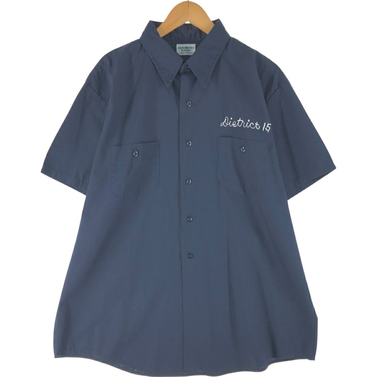 商品詳細 ブランド・Osh kosh・オシュコシュ・ 特徴・レギュラーカラー・半袖・ヴィンテージ・襟芯入り・ モデル/形状・B'GOSH・半袖 ワークシャツ・ 素材・ポリエステル:65%・コットン:35%・ 色・ネイビー系 紺色・ 柄・刺繍・ 生産国・USA製・ 年代・90年代・ サイズ・表記サイズ:X LARGE・着丈:80cm・身幅:66.5cm・肩幅:52.5cm・袖丈:23cm・ コンディション・C・ カテゴリ・メンズ・トップス・半袖シャツ・その他半袖シャツ・ 商品番号・eaa565308・ 取扱店・・ スタッフコメントOsh kosh B'GOSH 半袖 ワークシャツ / 商品番号 eaa565308 USEDワークアイテムですので使用感などございますが、まだまだご愛用していただけます。 古着という事をご理解の上ご注文よろしくお願いします。 【状態追記】 ●右襟芯折れ※状態は当社独自の基準です。 表記サイズ着丈身幅肩幅袖丈 X LARGE(※着用感、表記サイズは目安です。)80cm66.5cm52.5cm23cm ※測定値の若干の誤差はご了承下さい。サイズガイドはこちら ブランドOsh koshオシュコシュ 特徴レギュラーカラー / 半袖 / ヴィンテージ / 襟芯入りモデル/形状B'GOSH / 半袖 ワークシャツ素材ポリエステル:65% / コットン:35%色ネイビー系 紺色柄刺繍生産国USA製年代90年代カテゴリその他半袖シャツ商品番号eaa565308取扱店　　 オシュコシュの他の商品を見るその他半袖シャツの他の商品を見る