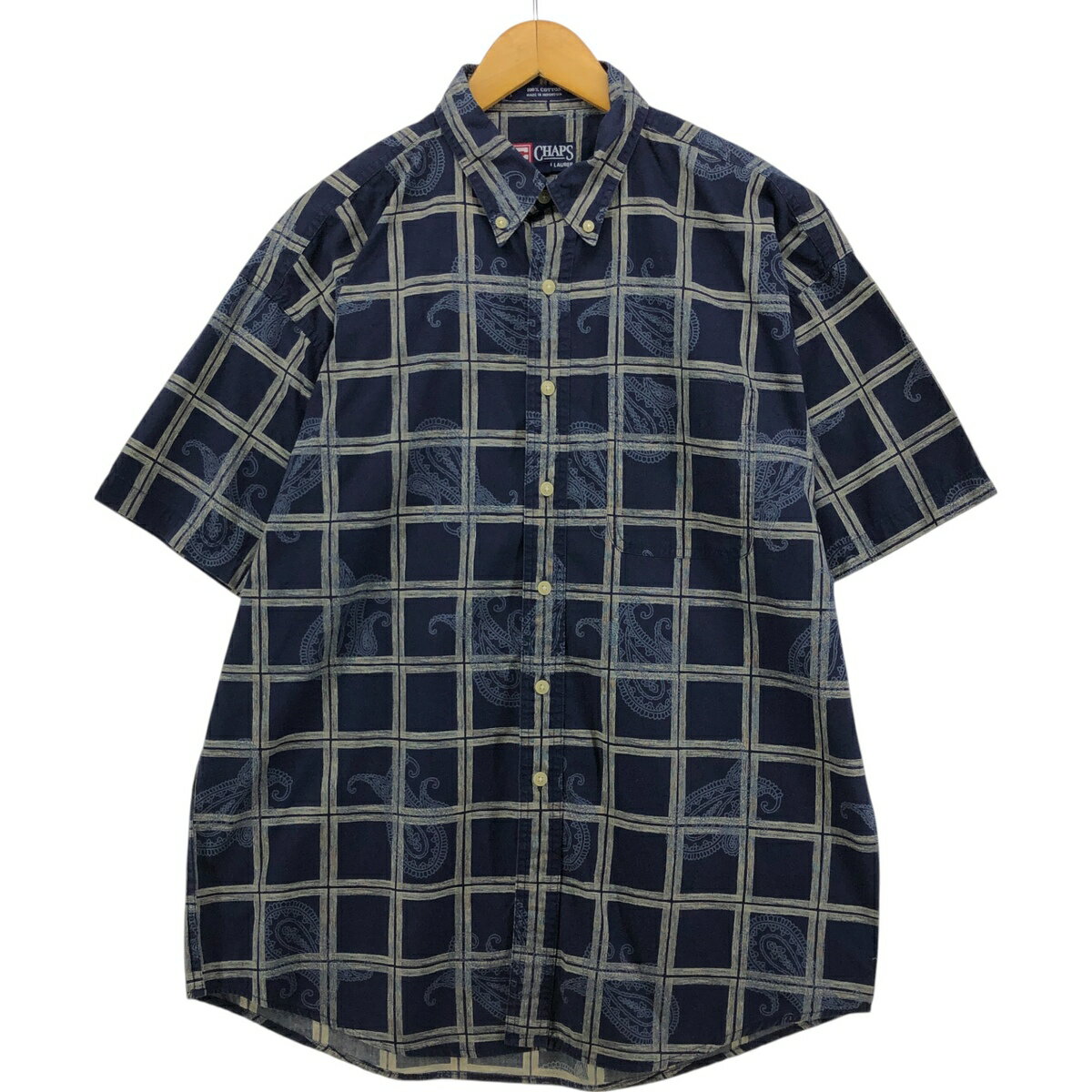 商品詳細 ブランド・Ralph Lauren・ラルフローレン・ 特徴・ボタンダウン・半袖・ヴィンテージ・ モデル/形状・CHAPS チャップス・半袖 ボタンダウンシャツ・ 素材・コットン:100%・ 色・ネイビー系 紺色・ 柄・チェック柄・ペイズリー柄・ 生産国・インドネシア製・ 年代・90年代・ サイズ・表記サイズ:L・着丈:81.5cm・身幅:63.5cm・肩幅:55cm・袖丈:21.5cm・ コンディション・C・ カテゴリ・メンズ・トップス・半袖シャツ・半袖ボタンダウンシャツ・ 商品番号・eaa567026・ 取扱店・・ スタッフコメントRalph Lauren CHAPS チャップス 半袖 ボタンダウンシャツ / 商品番号 eaa567026 USEDですので使用感などございますが、まだまだご愛用していただけます。 古着という事をご理解の上ご注文よろしくお願いします。 【状態追記】 ●内、内襟ぐりに汚れ ※状態は当社独自の基準です。 表記サイズ着丈身幅肩幅袖丈 L(※着用感、表記サイズは目安です。)81.5cm63.5cm55cm21.5cm ※測定値の若干の誤差はご了承下さい。サイズガイドはこちら ブランドRalph Laurenラルフローレン 特徴ボタンダウン / 半袖 / ヴィンテージモデル/形状CHAPS チャップス / 半袖 ボタンダウンシャツ素材コットン:100%色ネイビー系 紺色柄チェック柄 / ペイズリー柄生産国インドネシア製年代90年代カテゴリ半袖ボタンダウンシャツ商品番号eaa567026取扱店　　 ラルフローレンの他の商品を見る半袖ボタンダウンシャツの他の商品を見る