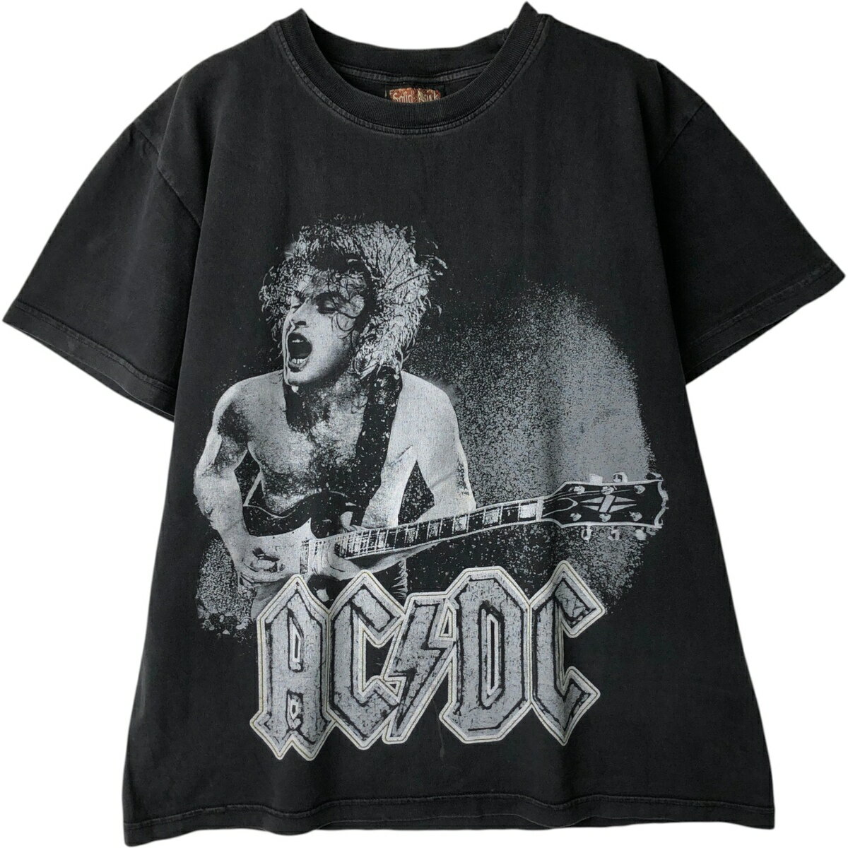 商品詳細 ブランド・Solid Rock・ 特徴・クルーネック(丸首)・半袖・メタル・両面プリント・ モデル/形状・AC/DC エーシーディーシー・バンドTシャツ バンT・ 素材・コットン:100%・ 色・ブラック系 黒色・ 柄・プリント・ 生産国・不明・ 年代 サイズ・メンズL・表記サイズ:L・着丈:62.5cm・身幅:56cm・肩幅:49cm・袖丈:19cm・ コンディション・C・ カテゴリ・メンズ・トップス・Tシャツ・バンドTシャツ・ 商品番号・eaa569788・ 取扱店・・ スタッフコメント品質タグに未記載の為、生産国不明です。Solid Rock AC/DC エーシーディーシー バンドTシャツ バンT / メンズL / 商品番号 eaa569788 USEDですので使用感などございますが、まだまだご愛用していただけます。 古着という事をご理解の上ご注文よろしくお願いします。 【状態追記】 ●前、左胸・裾に汚れ ●後、腰・左裾に汚れ　右裾に穴 ●内側、左右脇下に制汗剤残り※状態は当社独自の基準です。 着用感表記サイズ着丈身幅肩幅袖丈 メンズLL(※着用感、表記サイズは目安です。)62.5cm56cm49cm19cm ※測定値の若干の誤差はご了承下さい。サイズガイドはこちら ブランドSolid Rock 特徴クルーネック(丸首) / 半袖 / メタル / 両面プリントモデル/形状AC/DC エーシーディーシー / バンドTシャツ バンT素材コットン:100%色ブラック系 黒色柄プリント生産国不明年代-カテゴリバンドTシャツ商品番号eaa569788取扱店　　 品質タグに未記載の為、生産国不明です。Solid Rockの他の商品を見るバンドTシャツの他の商品を見る