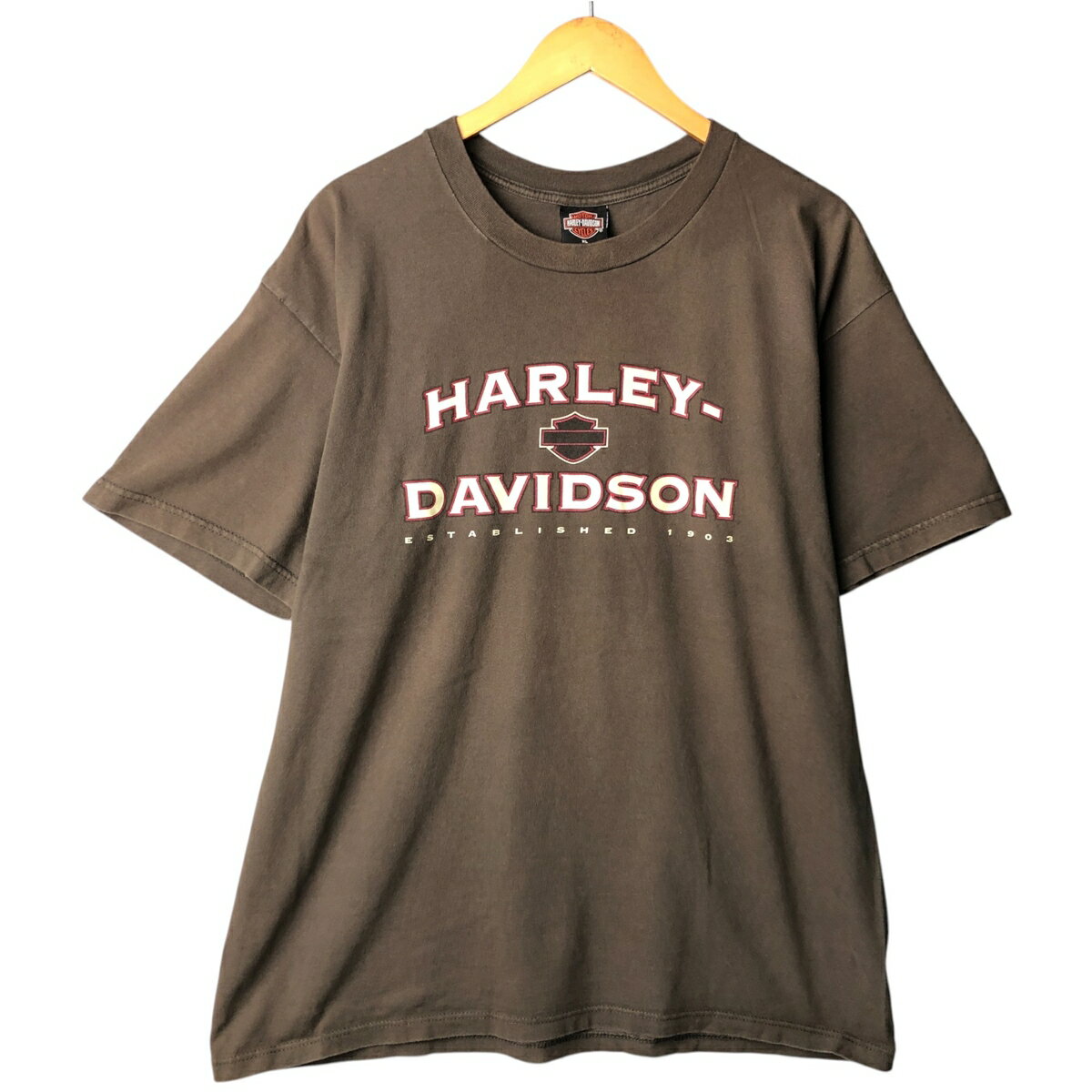 商品詳細 ブランド・Harley-Davidson・ハーレーダビッドソン・ 特徴・クルーネック(丸首)・半袖・両面プリント・ モデル/形状・モーターサイクル バイクTシャツ・ 素材・コットン:100%・ 色・カーキ系 ブラウン・ 柄・プリント・ 生産国・USA製・ 年代 サイズ・表記サイズ:XLARGE・着丈:71cm・身幅:58cm・肩幅:54.5cm・袖丈:22.5cm・ コンディション・C・ カテゴリ・メンズ・トップス・Tシャツ・モーターサイクル・バイクTシャツ・ 商品番号・eaa570228・ 取扱店・・ スタッフコメントHarley-Davidson モーターサイクル バイクTシャツ / 商品番号 eaa570228 USEDですので使用感などございますが、まだまだご愛用していただけます。 古着という事をご理解の上ご注文よろしくお願いします。 【状態追記】 ●全体に毛玉・変色※状態は当社独自の基準です。 表記サイズ着丈身幅肩幅袖丈 XLARGE(※着用感、表記サイズは目安です。)71cm58cm54.5cm22.5cm ※測定値の若干の誤差はご了承下さい。サイズガイドはこちら ブランドHarley-Davidsonハーレーダビッドソン 特徴クルーネック(丸首) / 半袖 / 両面プリントモデル/形状モーターサイクル バイクTシャツ素材コットン:100%色カーキ系 ブラウン柄プリント生産国USA製年代-カテゴリモーターサイクル・バイクTシャツ商品番号eaa570228取扱店　　 ハーレーダビッドソンの他の商品を見るモーターサイクル・バイクTシャツの他の商品を見る