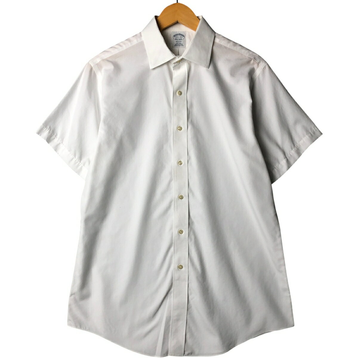 商品詳細 ブランド・Brooks Brothers・ブルックスブラザーズ・ 特徴・ワイドカラー・半袖・襟芯入り・ モデル/形状・Est.1818 REGENT・半袖 コットンシャツ・ 素材・コットン:100%・ 色・ホワイト系 白色・ 柄・無地・ 生産国・マレーシア製・ 年代 サイズ・メンズM・表記サイズ:15 1/2-33・着丈:79cm・身幅:55cm・肩幅:44.5cm・袖丈:22cm・ コンディション・C・ カテゴリ・メンズ・トップス・半袖シャツ・その他半袖シャツ・ 商品番号・eaa571701・ 取扱店・・ スタッフコメントBrooks Brothers Est.1818 REGENT 半袖 コットンシャツ / メンズM / 商品番号 eaa571701 USEDですので使用感などございますが、まだまだご愛用していただけます。 古着という事をご理解の上ご注文よろしくお願いします。 【状態追記】 ●右襟芯折れ・左襟芯欠損 ●前、右袖に汚れ※状態は当社独自の基準です。 着用感表記サイズ着丈身幅肩幅袖丈 メンズM15 1/2-33(サイズ表記15 1/2-33ですが、計測値&着用感でメンズM相当です)79cm55cm44.5cm22cm ※測定値の若干の誤差はご了承下さい。サイズガイドはこちら ブランドBrooks Brothersブルックスブラザーズ 特徴ワイドカラー / 半袖 / 襟芯入りモデル/形状Est.1818 REGENT / 半袖 コットンシャツ素材コットン:100%色ホワイト系 白色柄無地生産国マレーシア製年代-カテゴリその他半袖シャツ商品番号eaa571701取扱店　　 ブルックスブラザーズの他の商品を見るその他半袖シャツの他の商品を見る