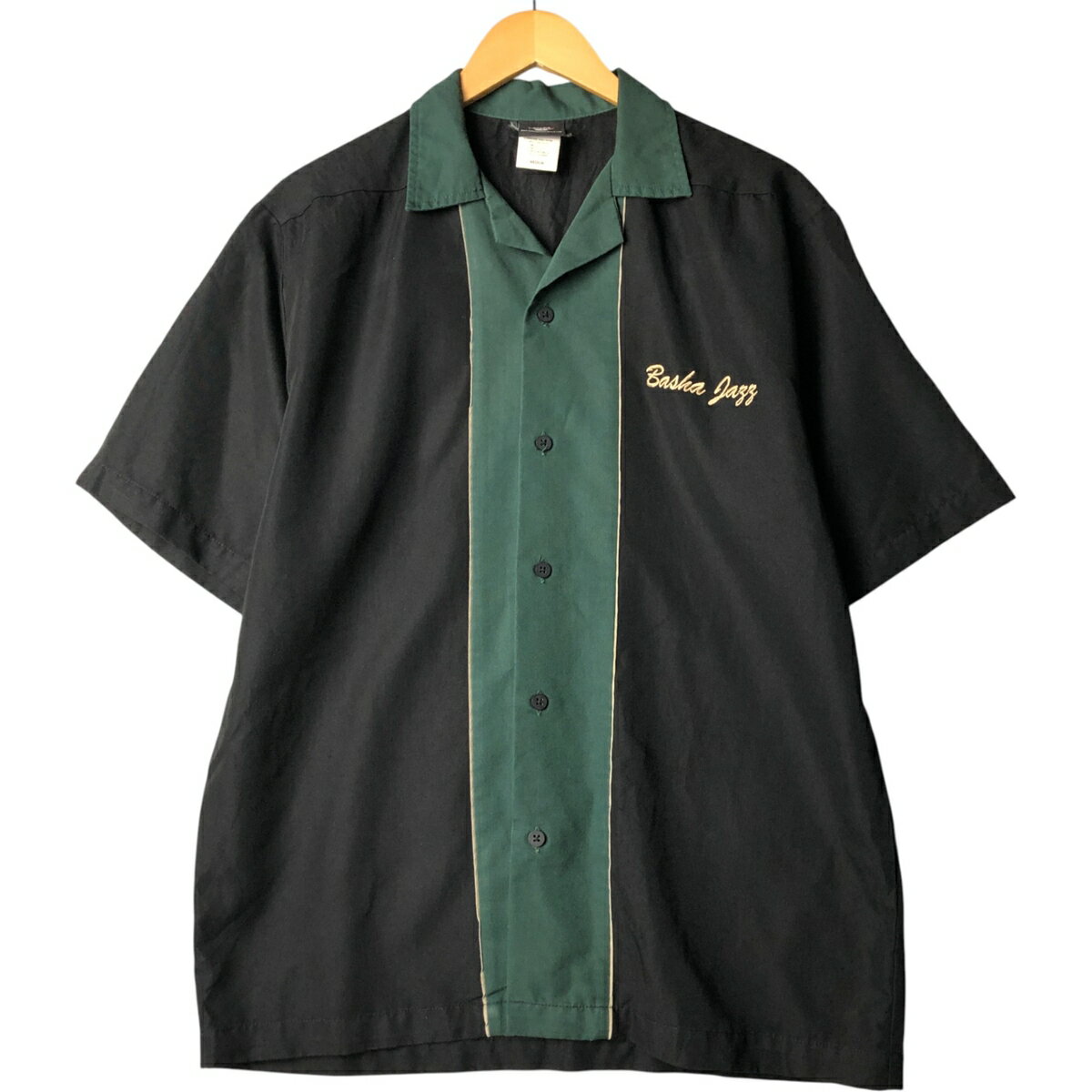 商品詳細 ブランド・HILTON・ヒルトン・ 特徴・オープンカラー・半袖・ボックスシャツ・ツートン・ モデル/形状・ボウリングシャツ・ 素材・ポリエステル:68%・レーヨン:32%・ 色・ブラック系 黒色・グリーン系 緑色・ 柄・無地・ 生産国・ホンジュラス製・ 年代 サイズ・表記サイズ:MEDIUM・着丈:74.5cm・身幅:56.5cm・肩幅:48.5cm・袖丈:26.5cm・ コンディション・C・ カテゴリ・メンズ・トップス・半袖シャツ・ボウリングシャツ・ 商品番号・eaa572369・ 取扱店・・ スタッフコメントHILTON ボウリングシャツ / 商品番号 eaa572369 USEDですので使用感などございますが、まだまだご愛用していただけます。 古着という事をご理解の上ご注文よろしくお願いします。 【状態追記】 ●内、内襟ぐりに汚れ ※状態は当社独自の基準です。 表記サイズ着丈身幅肩幅袖丈 MEDIUM(※着用感、表記サイズは目安です。)74.5cm56.5cm48.5cm26.5cm ※測定値の若干の誤差はご了承下さい。サイズガイドはこちら ブランドHILTONヒルトン 特徴オープンカラー / 半袖 / ボックスシャツ / ツートンモデル/形状ボウリングシャツ素材ポリエステル:68% / レーヨン:32%色ブラック系 黒色 / グリーン系 緑色柄無地生産国ホンジュラス製年代-カテゴリボウリングシャツ商品番号eaa572369取扱店　　 ヒルトンの他の商品を見るボウリングシャツの他の商品を見る