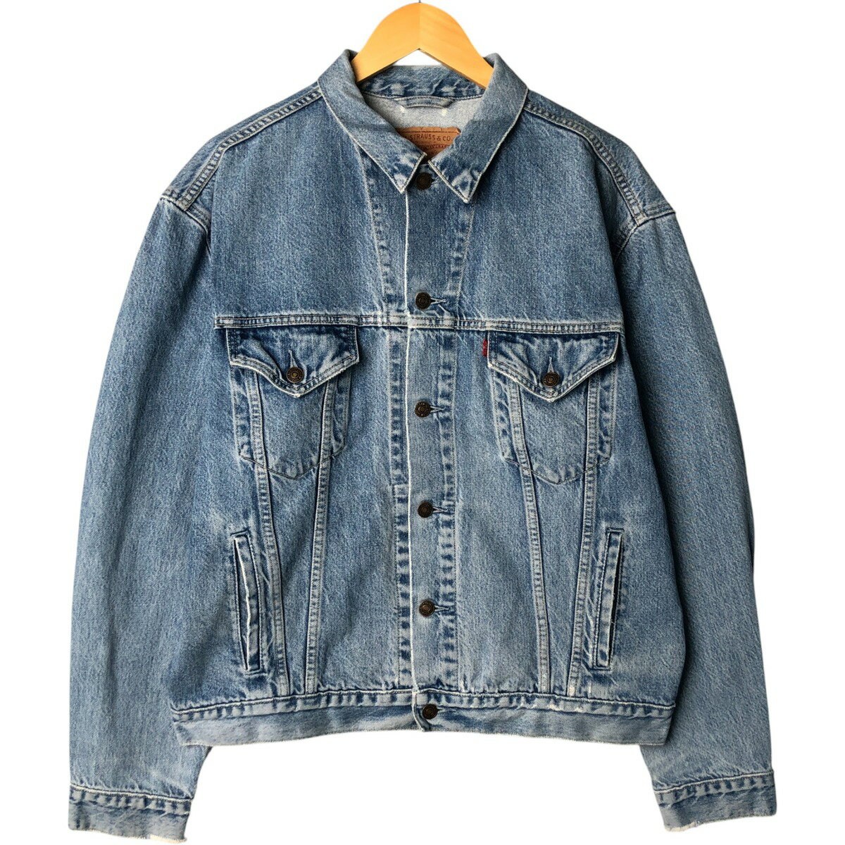 商品詳細 ブランド・Levi's・リーバイス・ 特徴・長袖・ヴィンテージ・ モデル/形状・70503-0216・デニムジャケット Gジャン・ 素材・コットン:100%・ 色・ブルー系 青色・ 柄・無地・ 生産国・不明・ 年代・90年代・ サイズ・表記サイズ:XL・着丈:64cm・身幅:62cm・肩幅:55cm・袖丈:66cm・ コンディション・C・ カテゴリ・メンズ・アウター・ジャケット・デニム・コーデュロイジャケット・デニムジャケット・ 商品番号・eaa573151・ 取扱店・・ スタッフコメントタグ未記載の為、一部不明になっています。Levi's 70503-0216 デニムジャケット Gジャン / 商品番号 eaa573151 USEDデニムですので使用感、擦れ、色落ちなどございますが、まだまだご愛用していただけます。 古着という事をご理解の上ご注文よろしくお願いします。 【状態追記】 ●前、襟・胸・腹部に擦れ ●前、両袖先に汚れ・裂け ●後、背中に擦れ ●後、両腕に汚れ ●後、両袖先に裂け ●前(内側)、襟・両袖先に汚れ ●前(内側)、襟・裾に擦れ ●前(内側)、両袖先に糸ぬけ※状態は当社独自の基準です。 表記サイズ着丈身幅肩幅袖丈 XL(※着用感、表記サイズは目安です。)64cm62cm55cm66cm ※測定値の若干の誤差はご了承下さい。サイズガイドはこちら ブランドLevi'sリーバイス 特徴長袖 / ヴィンテージモデル/形状70503-0216 / デニムジャケット Gジャン素材コットン:100%色ブルー系 青色柄無地生産国不明年代90年代カテゴリデニムジャケット商品番号eaa573151取扱店　　 タグ未記載の為、一部不明になっています。 リーバイスの他の商品を見るデニムジャケットの他の商品を見る