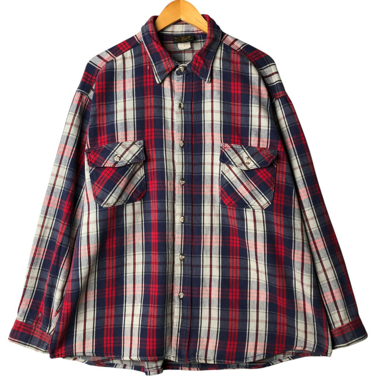 商品詳細 ブランド・DEERSKIN・ 特徴・レギュラーカラー・長袖・ヴィンテージ・襟芯入り・ モデル/形状・長袖 フランネルチェックシャツ・ 素材・不明・ 色・レッド系 赤色・ネイビー系 紺色・ホワイト系 白色・ 柄・チェック柄・ 生産国・USA製・ 年代・90年代・ サイズ・表記サイズ:不明・着丈:77.5cm・身幅:71.5cm・肩幅:58.5cm・袖丈:57.5cm・ コンディション・C・ カテゴリ・メンズ・トップス・長袖シャツ・ネルシャツ・ 商品番号・eaa574768・ 取扱店・・ スタッフコメントタグ擦れの為、素材不明です。おそらくコットンかと思われます。DEERSKIN 長袖 フランネルチェックシャツ / 商品番号 eaa574768 USEDですので使用感などございますが、まだまだご愛用していただけます。 古着という事をご理解の上ご注文よろしくお願いします。 【状態追記】 ●前、右胸・両袖に汚れ　両袖口に擦れ ●後、右背中・右袖に汚れ　右肩・両袖に擦れ　右袖に糸引き※状態は当社独自の基準です。 表記サイズ着丈身幅肩幅袖丈 不明(サイズ表記不明ですが、計測値によりメンズXL相当です。)77.5cm71.5cm58.5cm57.5cm ※測定値の若干の誤差はご了承下さい。サイズガイドはこちら ブランドDEERSKIN 特徴レギュラーカラー / 長袖 / ヴィンテージ / 襟芯入りモデル/形状長袖 フランネルチェックシャツ素材不明色レッド系 赤色 / ネイビー系 紺色 / ホワイト系 白色柄チェック柄生産国USA製年代90年代カテゴリネルシャツ商品番号eaa574768取扱店　　 タグ擦れの為、素材不明です。おそらくコットンかと思われます。DEERSKINの他の商品を見るネルシャツの他の商品を見る