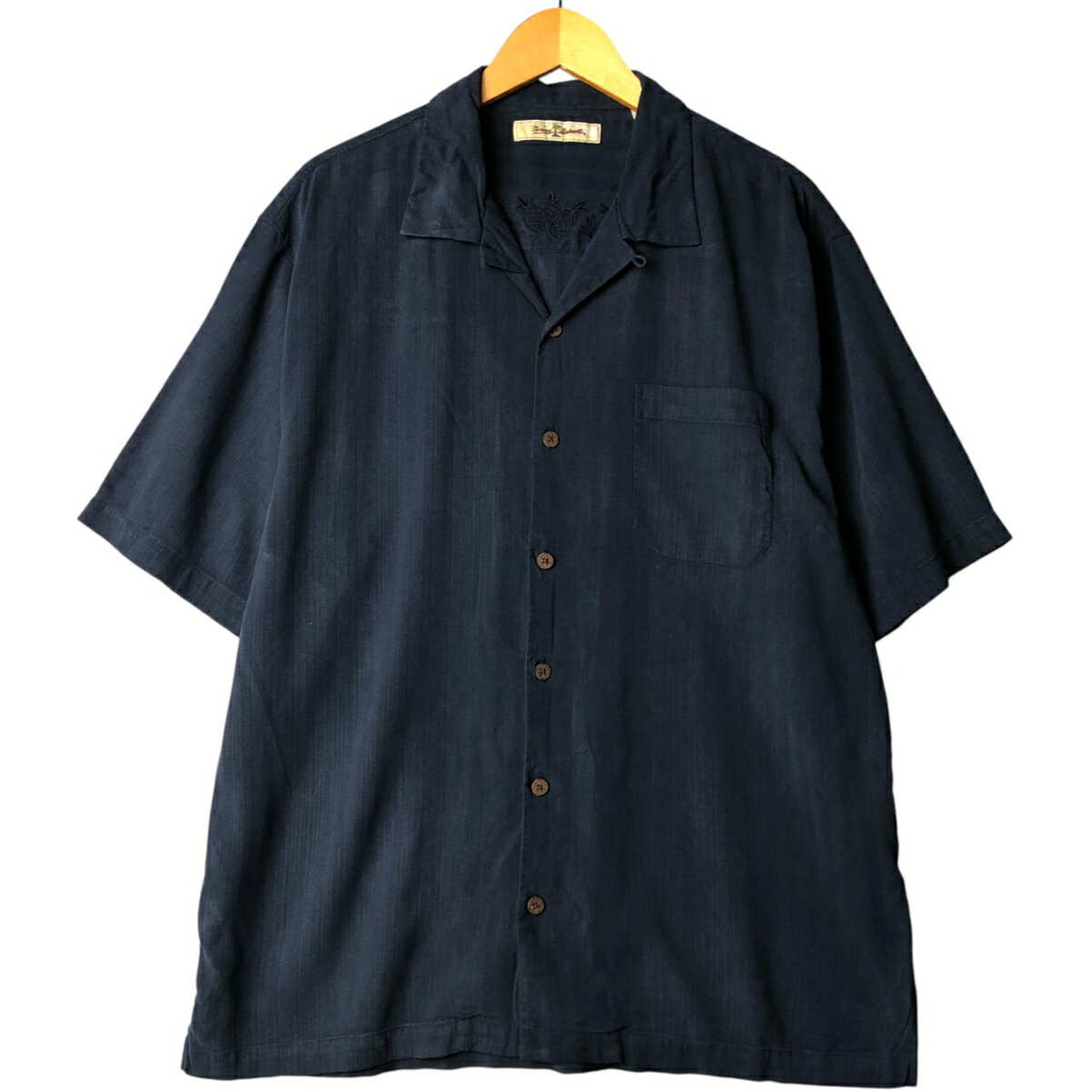 商品詳細 ブランド・Tommy Bahama・トミーバハマ・ 特徴・オープンカラー・半袖・ボックスシャツ・ モデル/形状・半袖 オープンカラー シルクシャツ・ 素材・シルク:100%・ 色・ネイビー系 紺色・ 柄・無地・ロゴワッペン・ 生産国・中国製・ 年代 サイズ・表記サイズ:L・着丈:78cm・身幅:59cm・肩幅:53cm・袖丈:29cm・ コンディション・C・ カテゴリ・メンズ・トップス・半袖シャツ・その他半袖シャツ・ 商品番号・eaa575018・ 取扱店・・ スタッフコメントTommy Bahama 半袖 オープンカラー シルクシャツ / 商品番号 eaa575018 USEDですので使用感などございますが、まだまだご愛用していただけます。 古着という事をご理解の上ご注文よろしくお願いします。 【状態追記】 ●前、右腹部・右腕にシミ ●後、右肩に色褪せ ●後、左腰・左右腕にシミ※状態は当社独自の基準です。 表記サイズ着丈身幅肩幅袖丈 L(※着用感、表記サイズは目安です。)78cm59cm53cm29cm ※測定値の若干の誤差はご了承下さい。サイズガイドはこちら ブランドTommy Bahamaトミーバハマ 特徴オープンカラー / 半袖 / ボックスシャツモデル/形状半袖 オープンカラー シルクシャツ素材シルク:100%色ネイビー系 紺色柄無地 / ロゴワッペン生産国中国製年代-カテゴリその他半袖シャツ商品番号eaa575018取扱店　　 トミーバハマの他の商品を見るその他半袖シャツの他の商品を見る