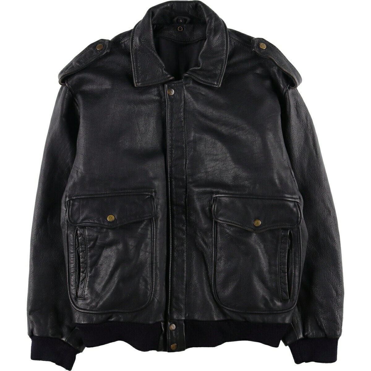 商品詳細 ブランド・UNKNOWN・ 特徴・エポレット付き・長袖・フルジップ・付属ライナーなし・ベンチレーション・ モデル/形状・A-2タイプ・レザーフライトジャケット・ 素材・不明・ 色・ブラック系 黒色・ 柄・無地・ 生産国・不明・ 年代 サイズ・表記サイズ:S・着丈:64.5cm・身幅:61cm・肩幅:56cm・袖丈:59cm・ コンディション・C・ カテゴリ・メンズ・アウター・ジャケット・レザージャケット・フライトジャケット・ 商品番号・eaa575092・ 取扱店・・ スタッフコメント写真と実物とでは色味が異なる恐れがございます。タグ欠損の為、詳細不明です。素材表記不明ですが、恐らく本革レザーかと思われます。A-2タイプ レザーフライトジャケット / 商品番号 eaa575092 USEDレザーアイテムですので使用感、汚れ、擦れなどございますがレザーアイテムのリアルな表情として捉えていただきご注文御願いします。 【状態追記】 ●前、左袖・両腹部に汚れ ●前、ジップエンドにダメージ ●後、背中・両袖に汚れ ●内、両袖・フラップポケットに汚れ ●内、左袖・腰・胸に糸引き ●内、腹部に裂け ●内、裾に擦れ ●内、左脇下にリペア跡 ●内、ジップエンドにダメージ ●内、付属ライナー・フード欠損※状態は当社独自の基準です。 表記サイズ着丈身幅肩幅袖丈 S(※着用感、表記サイズは目安です。)64.5cm61cm56cm59cm ※測定値の若干の誤差はご了承下さい。サイズガイドはこちら ブランドUNKNOWN 特徴エポレット付き / 長袖 / フルジップ / 付属ライナーなし / ベンチレーションモデル/形状A-2タイプ / レザーフライトジャケット素材不明色ブラック系 黒色柄無地生産国不明年代-カテゴリフライトジャケット商品番号eaa575092取扱店　　 写真と実物とでは色味が異なる恐れがございます。タグ欠損の為、詳細不明です。素材表記不明ですが、恐らく本革レザーかと思われます。フライトジャケットの他の商品を見る