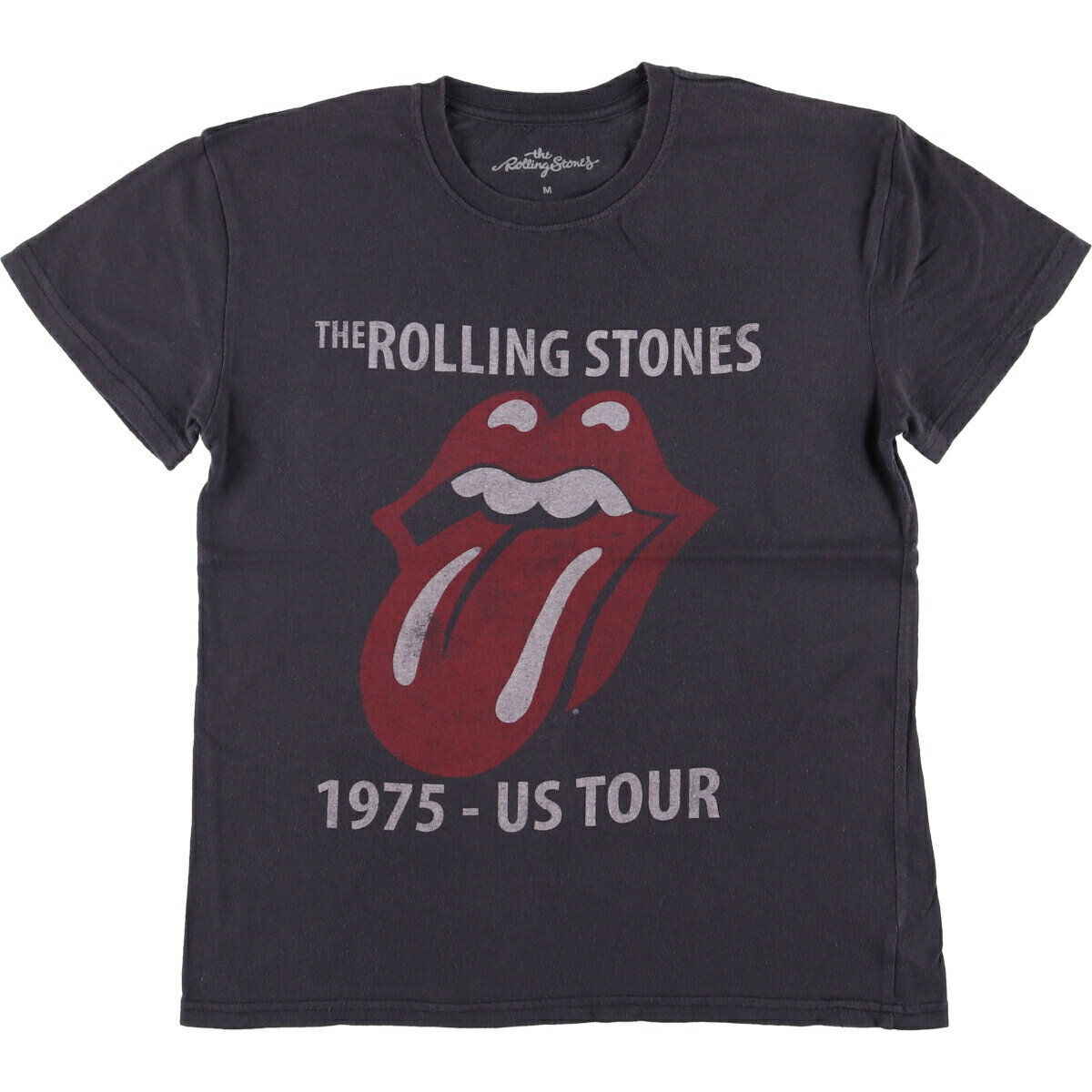 商品詳細 ブランド・UNKNOWN・ 特徴・クルーネック(丸首)・半袖・ロック・ モデル/形状・The Rolling Stones ローリングストーンズ・バンドTシャツ バンT・ 素材・コットン:100%・ 色・ブラック系 黒色・ 柄・プリント・ 生産国・グアテマラ製・ 年代 サイズ・表記サイズ:M・着丈:60cm・身幅:47.5cm・肩幅:44.5cm・袖丈:15cm・ コンディション・C・ カテゴリ・メンズ・トップス・Tシャツ・バンドTシャツ・ 商品番号・eaa580800・ 取扱店・ネットショップ・ スタッフコメントThe Rolling Stones ローリングストーンズ バンドTシャツ バンT / 商品番号 eaa580800 USEDですので使用感などございますが、まだまだご愛用していただけます。 古着という事をご理解の上ご注文よろしくお願いします。 【状態追記】 ●後、腰に汚れ※状態は当社独自の基準です。 着用感表記サイズ着丈身幅肩幅袖丈 メンズMM(※着用感、表記サイズは目安です。)60cm47.5cm44.5cm15cm ※測定値の若干の誤差はご了承下さい。サイズガイドはこちら ブランドUNKNOWN 特徴クルーネック(丸首) / 半袖 / ロック モデル/形状The Rolling Stones ローリングストーンズ / バンドTシャツ バンT 素材コットン:100% 色ブラック系 黒色 柄プリント 生産国グアテマラ製 年代- カテゴリバンドTシャツ 商品番号eaa580800 取扱店ネットショップ 　　 バンドTシャツの他の商品を見る