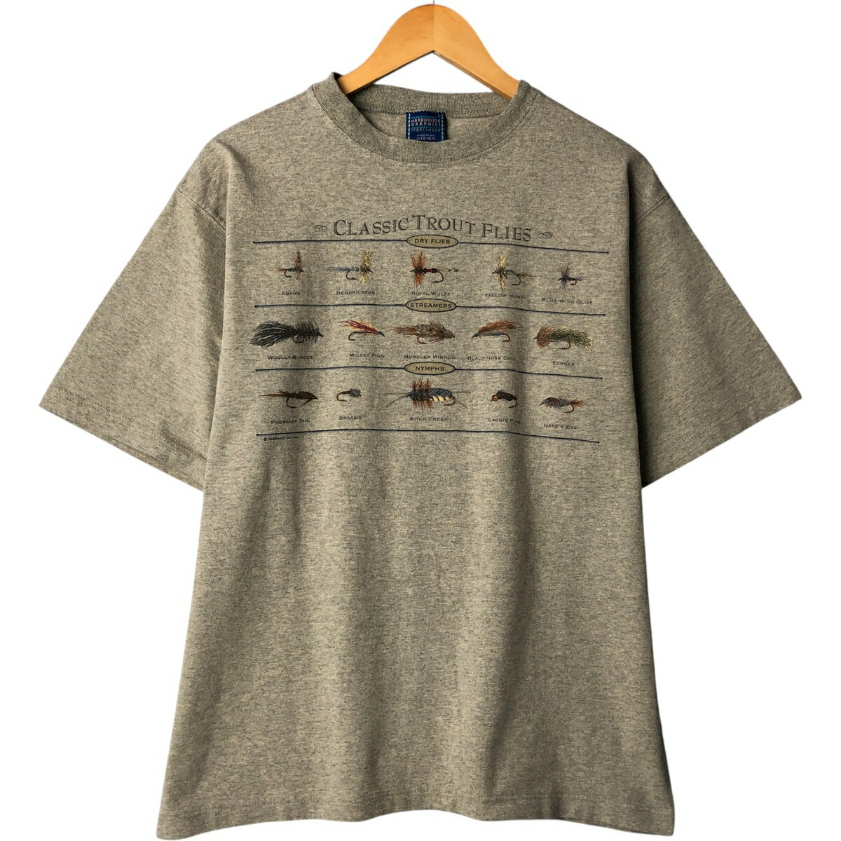 商品詳細 ブランド・HARBORSIDE GRAPHICS・ 特徴・半袖・クルーネック(丸首)・ モデル/形状・SPORTS WEAR・プリントTシャツ・ 素材・コットン:90%・ポリエステル:10%・ 色・チャコール・ 柄・プリント・ 生産国・USA製・ 年代 サイズ・表記サイズ:MEDIUN・着丈:67cm・身幅:54cm・肩幅:51cm・袖丈:24cm・ コンディション・B・ カテゴリ・メンズ・トップス・Tシャツ・グラフィックTシャツ・ 商品番号・eaa581604・ 取扱店・・ スタッフコメントHARBORSIDE GRAPHICS SPORTS WEAR プリントTシャツ / 商品番号 eaa581604 USEDですので使用感などございますが、まだまだご愛用していただけます。 古着という事をご理解の上ご注文よろしくお願いします。※状態は当社独自の基準です。 表記サイズ着丈身幅肩幅袖丈 MEDIUN(※着用感、表記サイズは目安です。)67cm54cm51cm24cm ※測定値の若干の誤差はご了承下さい。サイズガイドはこちら ブランドHARBORSIDE GRAPHICS 特徴半袖 / クルーネック(丸首)モデル/形状SPORTS WEAR / プリントTシャツ素材コットン:90% / ポリエステル:10%色チャコール柄プリント生産国USA製年代-カテゴリグラフィックTシャツ商品番号eaa581604取扱店　　 HARBORSIDE GRAPHICSの他の商品を見るグラフィックTシャツの他の商品を見る