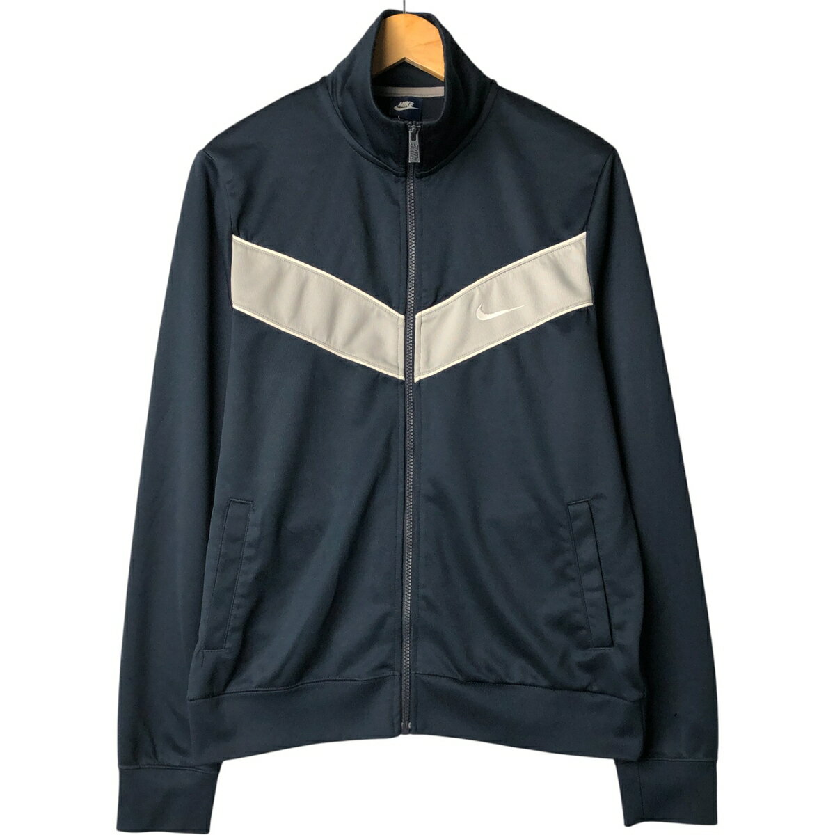 商品詳細 ブランド・NIKE・ナイキ・ 特徴・薄手・フルジップ・長袖・ モデル/形状・ジャージ トラックジャケット・ 素材・ポリエステル:100%・ 色・ネイビー系 紺色・グレー系 灰色・ホワイト系 白色・ 柄・ロゴ刺繍・ライン入り・ 生産国・中国製・ 年代 サイズ・表記サイズ:M・着丈:64cm・身幅:54.5cm・肩幅:42cm・袖丈:67.5cm・ コンディション・C・ カテゴリ・メンズ・アウター・ジャケット・ジャージ・トラックジャケット・ 商品番号・eaa582836・ 取扱店・・ スタッフコメントNIKE ジャージ トラックジャケット / 商品番号 eaa582836 USEDですので使用感などございますが、まだまだご愛用していただけます。 古着という事をご理解の上ご注文よろしくお願いします。 【状態追記】 ●全体的に毛玉あり ●前、左胸ロゴに汚れ ●前、右腕に擦れ ●前、左腕に焦げ ●後、右腕に擦れ※状態は当社独自の基準です。 表記サイズ着丈身幅肩幅袖丈 M(※着用感、表記サイズは目安です。)64cm54.5cm42cm67.5cm ※測定値の若干の誤差はご了承下さい。サイズガイドはこちら ブランドNIKEナイキ 特徴薄手 / フルジップ / 長袖モデル/形状ジャージ トラックジャケット素材ポリエステル:100%色ネイビー系 紺色 / グレー系 灰色 / ホワイト系 白色柄ロゴ刺繍 / ライン入り生産国中国製年代-カテゴリジャージ・トラックジャケット商品番号eaa582836取扱店　　 ナイキの他の商品を見るジャージ・トラックジャケットの他の商品を見る