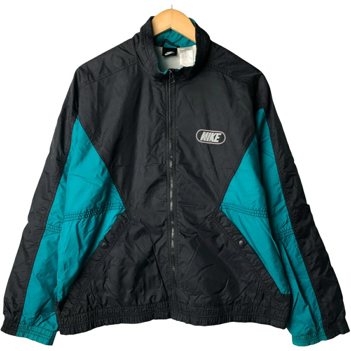 商品詳細 ブランド・NIKE・ナイキ・ 特徴・薄手・フルジップ・長袖・ヴィンテージ・バックロゴ・ モデル/形状・AIR MAX・ナイロンジャケット・ 素材・ナイロン:100%・ 色・ブラック系 黒色・エメラルドグリーン・ 柄・ロゴパッチ・ 生産国・マレーシア製・ 年代・90年代・ サイズ・表記サイズ:M・着丈:65cm・身幅:60cm・裄丈:86.5cm・袖丈(脇下計測):50.5cm・ コンディション・C・ カテゴリ・メンズ・アウター・ジャケット・ナイロンジャケット・ウインドブレーカー・ 商品番号・eaa584085・ 取扱店・・ スタッフコメントNIKE AIR MAX ナイロンジャケット / 商品番号 eaa584085 USEDですので使用感などございますが、まだまだご愛用していただけます。 古着という事をご理解の上ご注文よろしくお願いします。 【状態追記】 ●左右袖先ゴム伸び ●前、裾・左右袖先に汚れ ●前、左袖先に擦れ ●後、左右袖先に汚れ ●内側、全体的に汚れ・色褪せあり ●内側、左右袖先全体・左右腕に汚れ ●前内側、左腹部ポケット内ボタン欠損により使用不可 ●前内側左裾に穴※状態は当社独自の基準です。 表記サイズ着丈身幅裄丈袖丈(脇下計測) M(※着用感、表記サイズは目安です。)65cm60cm86.5cm50.5cm ※測定値の若干の誤差はご了承下さい。サイズガイドはこちら ブランドNIKEナイキ 特徴薄手 / フルジップ / 長袖 / ヴィンテージ / バックロゴモデル/形状AIR MAX / ナイロンジャケット素材ナイロン:100%色ブラック系 黒色 / エメラルドグリーン柄ロゴパッチ生産国マレーシア製年代90年代カテゴリナイロンジャケット・ウインドブレーカー商品番号eaa584085取扱店　　 ナイキの他の商品を見るナイロンジャケット・ウインドブレーカーの他の商品を見る