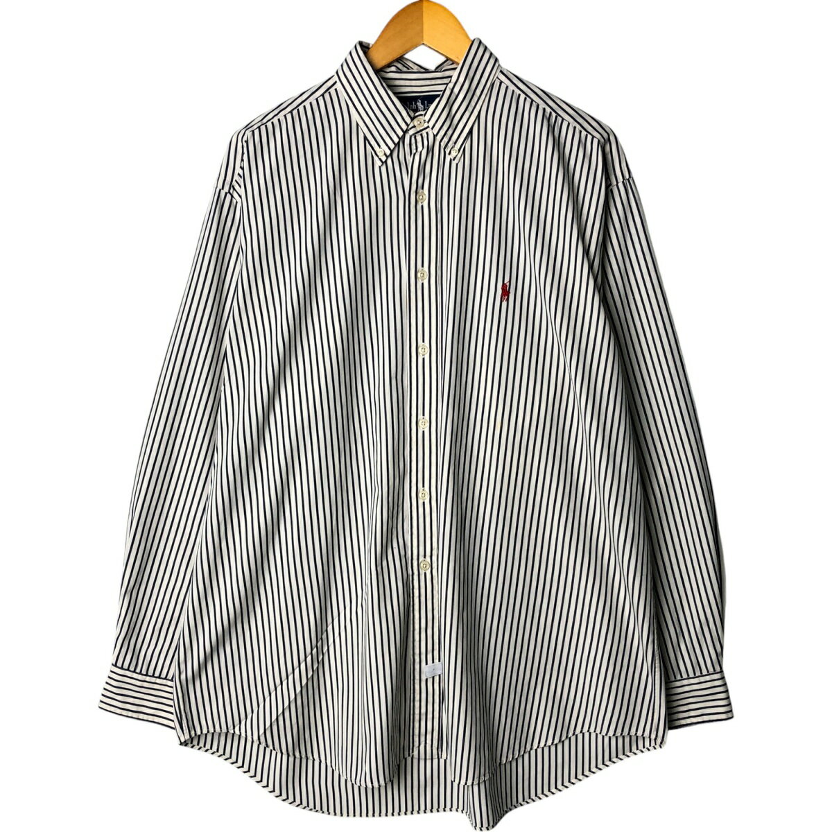 商品詳細 ブランド・Ralph Lauren・ラルフローレン・ 特徴・長袖・ボタンダウン・ モデル/形状・長袖 ボタンダウンストライプシャツ・ 素材・コットン:100%・ 色・ホワイト系 白色・ネイビー系 紺色・ 柄・ストライプ柄・ロゴ刺繍・ 生産国・シンガポール製・ 年代 サイズ・表記サイズ:XL・着丈:86.5cm・身幅:71.5cm・肩幅:55cm・袖丈:62.5cm・ コンディション・C・ カテゴリ・メンズ・トップス・長袖シャツ・長袖ボタンダウンシャツ・ 商品番号・eaa584219・ 取扱店・・ スタッフコメントRalph Lauren 長袖 ボタンダウンストライプシャツ / 商品番号 eaa584219 USEDですので使用感などございますが、まだまだご愛用していただけます。 古着という事をご理解の上ご注文よろしくお願いします。 【状態追記】 ●前、両袖先・右腕に擦れ ●前、中央胸・中央腹部・左腹部に汚れ ●後、両袖先に擦れ ●後、左腕・左肩・左裾に汚れ※状態は当社独自の基準です。 表記サイズ着丈身幅肩幅袖丈 XL(※着用感、表記サイズは目安です。)86.5cm71.5cm55cm62.5cm ※測定値の若干の誤差はご了承下さい。サイズガイドはこちら ブランドRalph Laurenラルフローレン 特徴長袖 / ボタンダウンモデル/形状長袖 ボタンダウンストライプシャツ素材コットン:100%色ホワイト系 白色 / ネイビー系 紺色柄ストライプ柄 / ロゴ刺繍生産国シンガポール製年代-カテゴリ長袖ボタンダウンシャツ商品番号eaa584219取扱店　　 ラルフローレンの他の商品を見る長袖ボタンダウンシャツの他の商品を見る