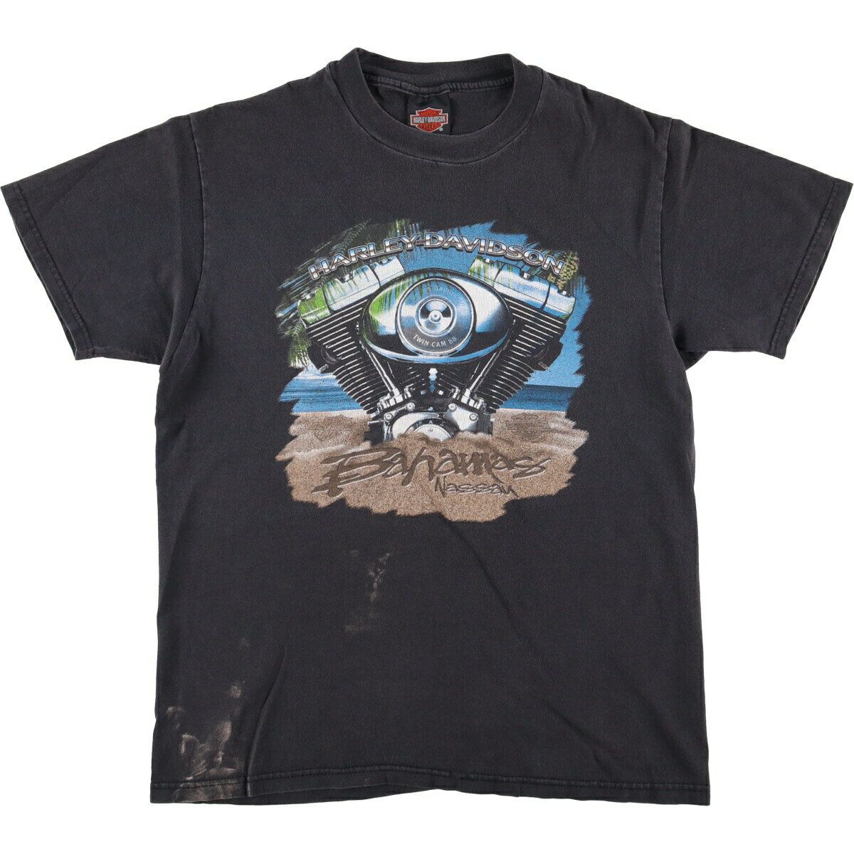 商品詳細 ブランド・Harley-Davidson・ハーレーダビッドソン・ 特徴・半袖・両面プリント・クルーネック(丸首)・ヴィンテージ・ モデル/形状・モーターサイクル バイクTシャツ・ 素材・コットン:100%・ 色・ブラック系 黒色・ 柄・プリント・ 生産国・USA製・ 年代・90年代・ サイズ・表記サイズ:M・着丈:66cm・身幅:50.5cm・肩幅:44cm・袖丈:19cm・ コンディション・C・ カテゴリ・メンズ・トップス・Tシャツ・モーターサイクル・バイクTシャツ・ 商品番号・eaa585329・ 取扱店・ネットショップ・ スタッフコメントHarley-Davidson モーターサイクル バイクTシャツ / 商品番号 eaa585329 USEDですので使用感などございますが、まだまだご愛用していただけます。 古着という事をご理解の上ご注文よろしくお願いします。 【状態追記】 ●前、腹部・右裾に汚れ ●後、右袖先に汚れ ●前、襟(内側)に汚れ※状態は当社独自の基準です。 着用感表記サイズ着丈身幅肩幅袖丈 メンズMM(※着用感、表記サイズは目安です。)66cm50.5cm44cm19cm ※測定値の若干の誤差はご了承下さい。サイズガイドはこちら ブランドHarley-Davidsonハーレーダビッドソン 特徴半袖 / 両面プリント / クルーネック(丸首) / ヴィンテージ モデル/形状モーターサイクル バイクTシャツ 素材コットン:100% 色ブラック系 黒色 柄プリント 生産国USA製 年代90年代 カテゴリモーターサイクル・バイクTシャツ 商品番号eaa585329 取扱店ネットショップ 　　 ハーレーダビッドソンの他の商品を見るモーターサイクル・バイクTシャツの他の商品を見る