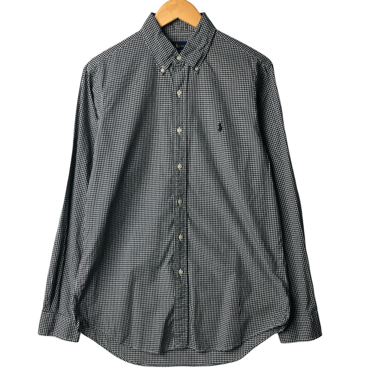 商品詳細 ブランド・Ralph Lauren・ラルフローレン・ 特徴・薄手・長袖・ボタンダウン・ モデル/形状・長袖 ボタンダウンチェックシャツ・ 素材・コットン:100%・ 色・ブラック系 黒色・ホワイト系 白色・ 柄・チェック柄・ワンポイント・ギンガムチェック・ 生産国・フィリピン製・ 年代 サイズ・表記サイズ:M・着丈:82cm・身幅:58cm・肩幅:47cm・袖丈:65cm・ コンディション・C・ カテゴリ・メンズ・トップス・長袖シャツ・長袖ボタンダウンシャツ・ 商品番号・eaa586135・ 取扱店・・ スタッフコメントRalph Lauren 長袖 ボタンダウンチェックシャツ / 商品番号 eaa586135 USEDですので使用感などございますが、まだまだご愛用していただけます。 古着という事をご理解の上ご注文よろしくお願いします。 【状態追記】 ●後、左腰に汚れ※状態は当社独自の基準です。 表記サイズ着丈身幅肩幅袖丈 M(※着用感、表記サイズは目安です。)82cm58cm47cm65cm ※測定値の若干の誤差はご了承下さい。サイズガイドはこちら ブランドRalph Laurenラルフローレン 特徴薄手 / 長袖 / ボタンダウンモデル/形状長袖 ボタンダウンチェックシャツ素材コットン:100%色ブラック系 黒色 / ホワイト系 白色柄チェック柄 / ワンポイント / ギンガムチェック生産国フィリピン製年代-カテゴリ長袖ボタンダウンシャツ商品番号eaa586135取扱店　　 ラルフローレンの他の商品を見る長袖ボタンダウンシャツの他の商品を見る