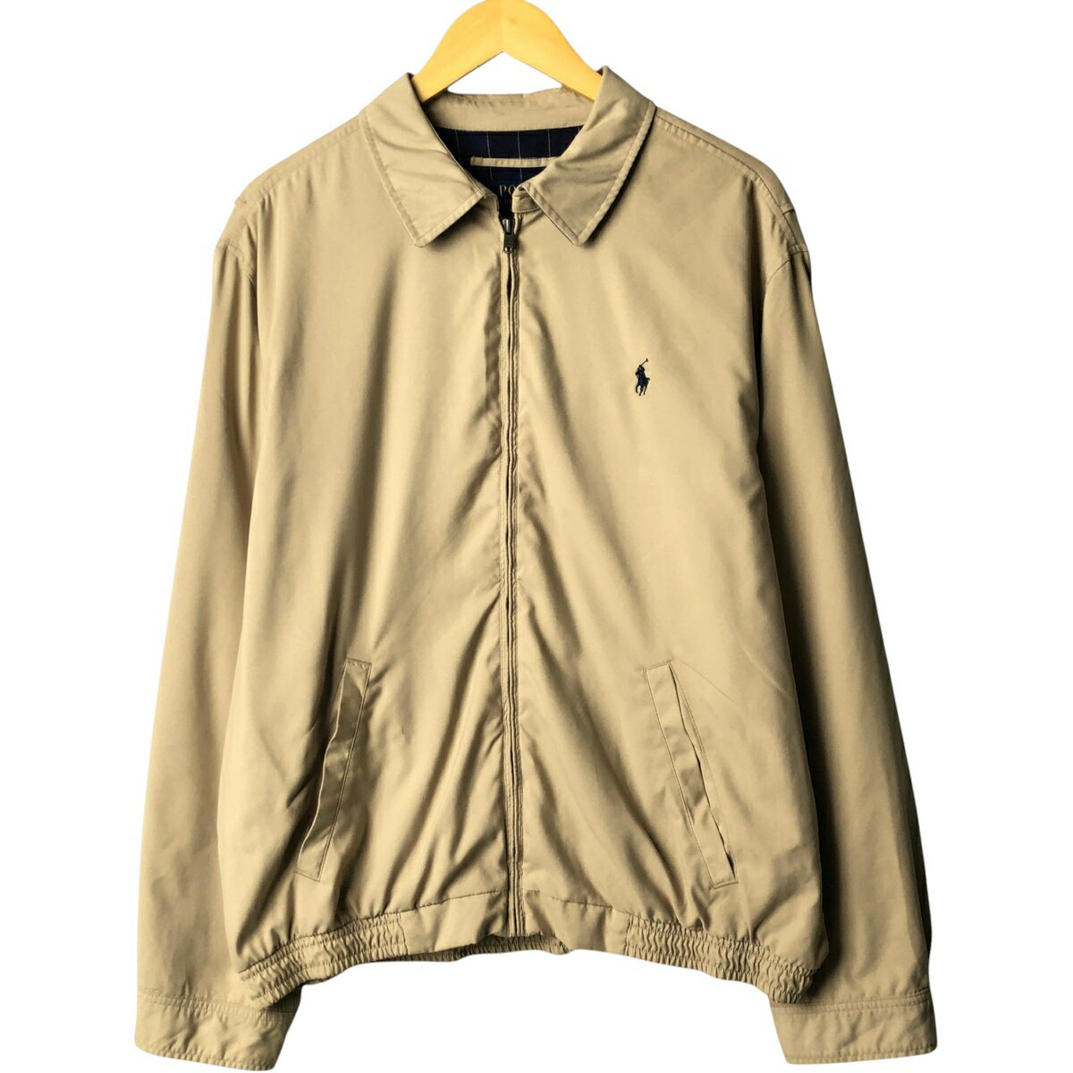 商品詳細 ブランド・Ralph Lauren・ラルフローレン・ 特徴・薄手・フルジップ・長袖・チェック柄ライナー・チンスト付き・ モデル/形状・POLO RALPH LAUREN・スイングトップ スポーツジャケット・ 素材・ポリエステル:100%・ 色・ベージュ系・ 柄・無地・ワンポイント・ 生産国・カンボジア製・ 年代 サイズ・表記サイズ:XL・着丈:69cm・身幅:68.5cm・肩幅:53.5cm・袖丈:64.5cm・ コンディション・C・ カテゴリ・メンズ・アウター・ジャケット・スイングトップ・ 商品番号・eaa586863・ 取扱店・・ スタッフコメント写真と実物とでは色味が異なる恐れがございます。Ralph Lauren POLO RALPH LAUREN スイングトップ スポーツジャケット / 商品番号 eaa586863 USEDですので使用感などございますが、まだまだご愛用していただけます。 古着という事をご理解の上ご注文よろしくお願いします。 【状態追記】 ●前、右袖・両袖先・両腹部に汚れ ●後、左袖・両袖先に汚れ ●内、襟ぐり・右袖・両袖先に汚れ※状態は当社独自の基準です。 表記サイズ着丈身幅肩幅袖丈 XL(※着用感、表記サイズは目安です。)69cm68.5cm53.5cm64.5cm ※測定値の若干の誤差はご了承下さい。サイズガイドはこちら ブランドRalph Laurenラルフローレン 特徴薄手 / フルジップ / 長袖 / チェック柄ライナー / チンスト付きモデル/形状POLO RALPH LAUREN / スイングトップ スポーツジャケット素材ポリエステル:100%色ベージュ系柄無地 / ワンポイント生産国カンボジア製年代-カテゴリスイングトップ商品番号eaa586863取扱店　　 写真と実物とでは色味が異なる恐れがございます。ラルフローレンの他の商品を見るスイングトップの他の商品を見る