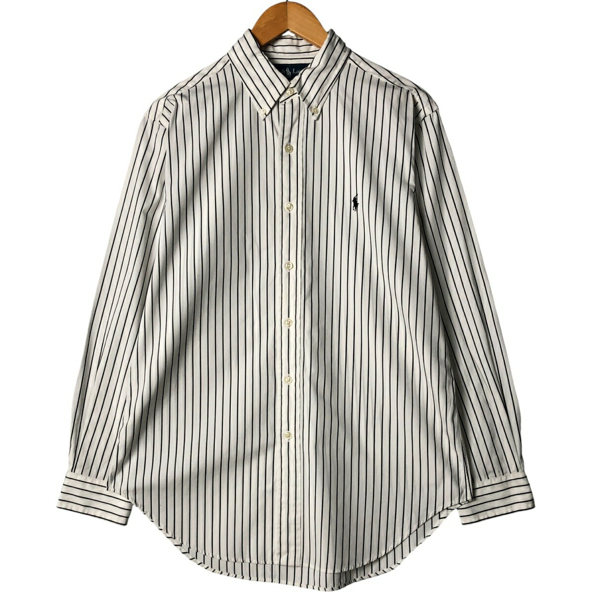 商品詳細 ブランド・Ralph Lauren・ラルフローレン・ 特徴・薄手・長袖・ボタンダウン・ モデル/形状・CLASSIC FIT・長袖 ボタンダウンストライプシャツ・ 素材・コットン:100%・ 色・ブラック系 黒色・ホワイト系 白色・ 柄・ストライプ柄・ワンポイント・ 生産国・中国製・ 年代 サイズ・メンズL・表記サイズ:15 1/2・着丈:80cm・身幅:59cm・肩幅:47cm・袖丈:60.5cm・ コンディション・C・ カテゴリ・メンズ・トップス・長袖シャツ・長袖ボタンダウンシャツ・ 商品番号・eaa587840・ 取扱店・・ スタッフコメントRalph Lauren CLASSIC FIT 長袖 ボタンダウンストライプシャツ / メンズL / 商品番号 eaa587840 USEDですので使用感などございますが、まだまだご愛用していただけます。 古着という事をご理解の上ご注文よろしくお願いします。 【状態追記】 ●前、左襟に汚れ※状態は当社独自の基準です。 着用感表記サイズ着丈身幅肩幅袖丈 メンズL15 1/2(サイズ表記15 1/2ですが、計測値&着用感でメンズL相当です)80cm59cm47cm60.5cm ※測定値の若干の誤差はご了承下さい。サイズガイドはこちら ブランドRalph Laurenラルフローレン 特徴薄手 / 長袖 / ボタンダウンモデル/形状CLASSIC FIT / 長袖 ボタンダウンストライプシャツ素材コットン:100%色ブラック系 黒色 / ホワイト系 白色柄ストライプ柄 / ワンポイント生産国中国製年代-カテゴリ長袖ボタンダウンシャツ商品番号eaa587840取扱店　　 ラルフローレンの他の商品を見る長袖ボタンダウンシャツの他の商品を見る