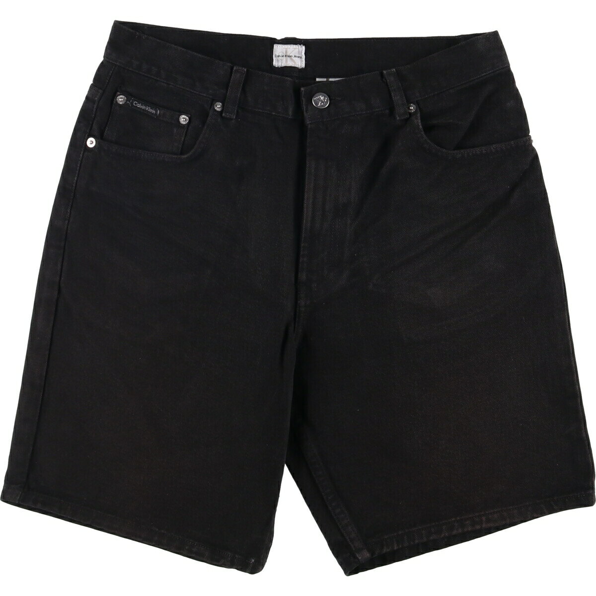 商品詳細 ブランド・Calvin klein・カルバンクライン・ 特徴・ジッパーフライ・ヴィンテージ・ モデル/形状・JEANS・ブラックデニムショーツ ショートパンツ・ 素材・コットン:100%・ 色・ブラック系 黒色・ 柄・無地・ロゴパッチ・ 生産国・メキシコ製・ 年代・90年代・ サイズ・表記サイズ:33・ウエスト:85cm・股上:33.5cm・股下:22cm・裾周り:57cm・ コンディション・C・ カテゴリ・メンズ・ボトムス・ショートパンツ・デニムショートパンツ・ 商品番号・eaa587968・ 取扱店・・ スタッフコメントCalvin klein JEANS ブラックデニムショーツ ショートパンツ / 商品番号 eaa587968 USEDデニムですので使用感、擦れ、色落ちなどございますが、まだまだご愛用していただけます。 古着という事をご理解の上ご注文よろしくお願いします。 【状態追記】 ●前、前立て(下も)・両裾・右腿に汚れ ●後、右腿・両裾に汚れ※状態は当社独自の基準です。 表記サイズウエスト股上股下裾周り 33(※着用感、表記サイズは目安です。)85cm33.5cm22cm57cm ※測定値の若干の誤差はご了承下さい。サイズガイドはこちら ブランドCalvin kleinカルバンクライン 特徴ジッパーフライ / ヴィンテージモデル/形状JEANS / ブラックデニムショーツ ショートパンツ素材コットン:100%色ブラック系 黒色柄無地 / ロゴパッチ生産国メキシコ製年代90年代カテゴリデニムショートパンツ商品番号eaa587968取扱店　　 カルバンクラインの他の商品を見るデニムショートパンツの他の商品を見る