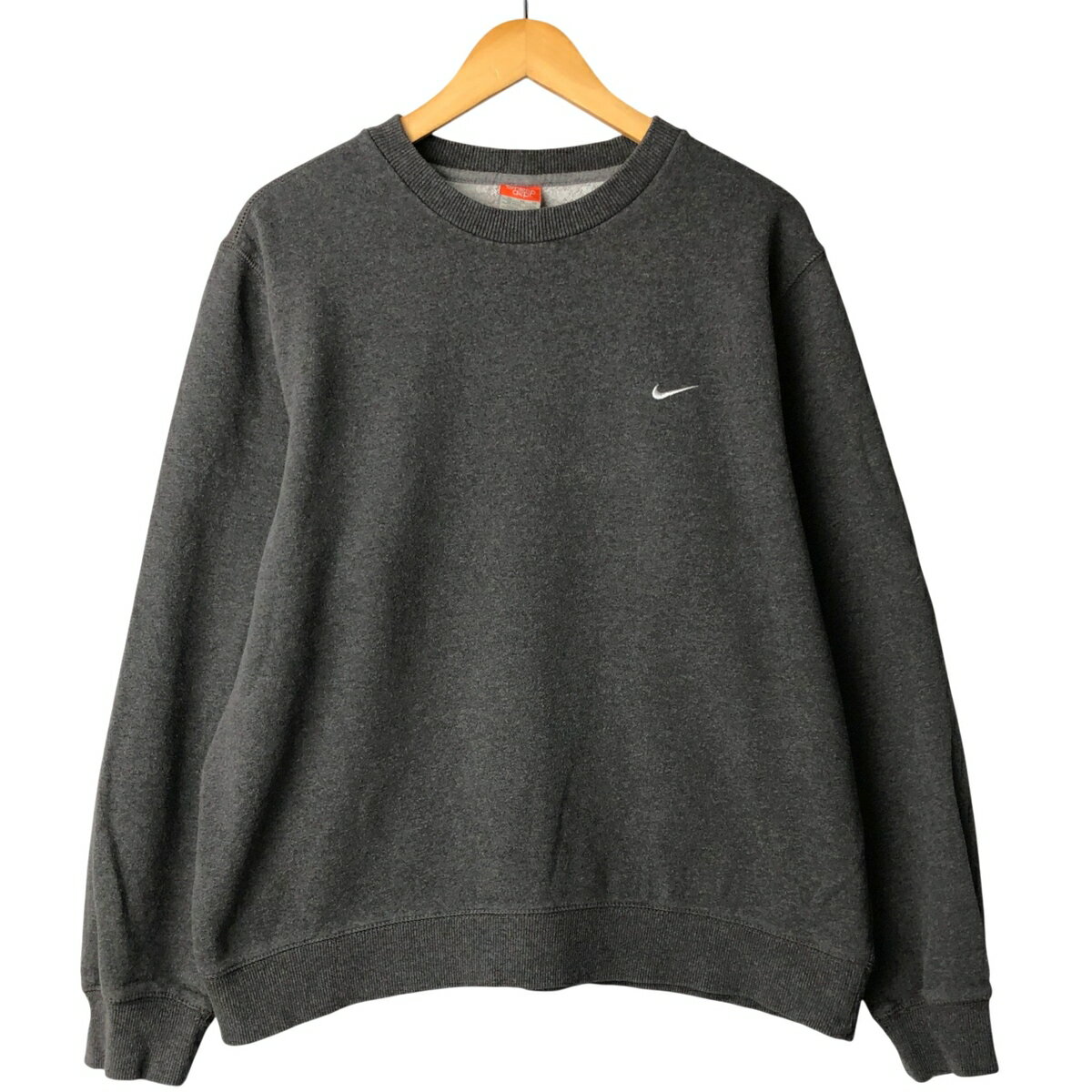 商品詳細 ブランド・NIKE・ナイキ・ 特徴・クルーネック(丸首)・長袖・ モデル/形状・ワンポイントロゴスウェットシャツ トレーナー・ 素材・コットン:80%・ポリエステル:20%・ 色・チャコール・ 柄・無地・ワンポイント・ 生産国・パキスタン製・ 年代 サイズ・表記サイズ:XL・着丈:62.5cm・身幅:63cm・肩幅:46cm・袖丈:62cm・ コンディション・B・ カテゴリ・メンズ・トップス・スウェット・トレーナー・ 商品番号・eaa588265・ 取扱店・・ スタッフコメント写真と実物とでは色味が異なる恐れがございます。NIKE ワンポイントロゴスウェットシャツ トレーナー / 商品番号 eaa588265 USEDですので使用感などございますが、まだまだご愛用していただけます。 古着という事をご理解の上ご注文よろしくお願いします。※状態は当社独自の基準です。 表記サイズ着丈身幅肩幅袖丈 XL(※着用感、表記サイズは目安です。)62.5cm63cm46cm62cm ※測定値の若干の誤差はご了承下さい。サイズガイドはこちら ブランドNIKEナイキ 特徴クルーネック(丸首) / 長袖モデル/形状ワンポイントロゴスウェットシャツ トレーナー素材コットン:80% / ポリエステル:20%色チャコール柄無地 / ワンポイント生産国パキスタン製年代-カテゴリトレーナー商品番号eaa588265取扱店　　 写真と実物とでは色味が異なる恐れがございます。ナイキの他の商品を見るトレーナーの他の商品を見る