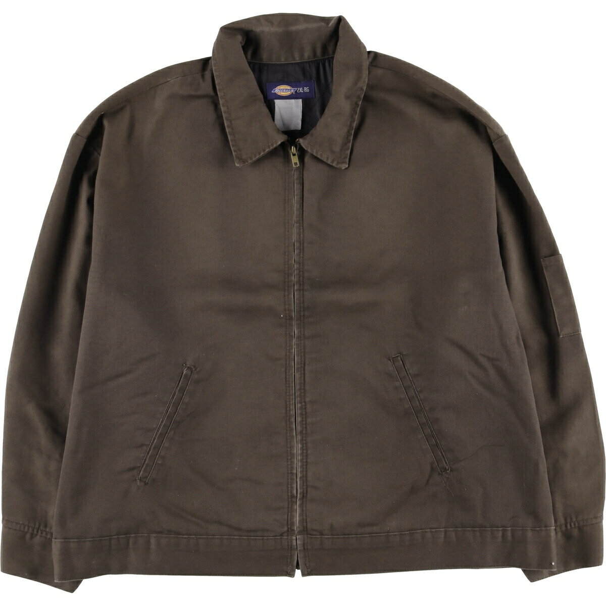 商品詳細 ブランド・Dickies・ディッキーズ・ 特徴・襟芯入り・長袖・フルジップ・キルティングライナー・フェード・ モデル/形状・ワークジャケット・ 素材・不明・ 色・ブラウン系 茶色・ 柄・無地・ 生産国・不明・ 年代 サイズ・表記サイズ:2XL・着丈:68cm・身幅:74.5cm・肩幅:60.5cm・袖丈:59.5cm・ コンディション・C・ カテゴリ・メンズ・アウター・ジャケット・ワークジャケット・ 商品番号・eaa589218・ 取扱店・・ スタッフコメント品質タグ擦れの為、詳細不明です。素材は恐らくポリエステルとコットンと思われます。この商品は、色褪せや変色、色むらを古着ならではのリアルな風合いとして味わえる一着です。写真と実物とでは色味が異なる恐れがございます。Dickies ワークジャケット / 商品番号 eaa589218 USEDですので使用感などございますが、まだまだご愛用していただけます。 古着という事をご理解の上ご注文よろしくお願いします。 【状態追記】 ●全体変色 ●前、両袖・腹部・両ポケット内に汚れ　ジップエンドテープ剥がれ　裾に糸抜け・糸引き　右ポケット内に裂け ●後、両袖・右背中・裾に汚れ ●内、首元に汚れ※状態は当社独自の基準です。 表記サイズ着丈身幅肩幅袖丈 2XL(※着用感、表記サイズは目安です。)68cm74.5cm60.5cm59.5cm ※測定値の若干の誤差はご了承下さい。サイズガイドはこちら ブランドDickiesディッキーズ 特徴襟芯入り / 長袖 / フルジップ / キルティングライナー / フェードモデル/形状ワークジャケット素材不明色ブラウン系 茶色柄無地生産国不明年代-カテゴリワークジャケット商品番号eaa589218取扱店　　 品質タグ擦れの為、詳細不明です。素材は恐らくポリエステルとコットンと思われます。この商品は、色褪せや変色、色むらを古着ならではのリアルな風合いとして味わえる一着です。写真と実物とでは色味が異なる恐れがございます。ディッキーズの他の商品を見るワークジャケットの他の商品を見る