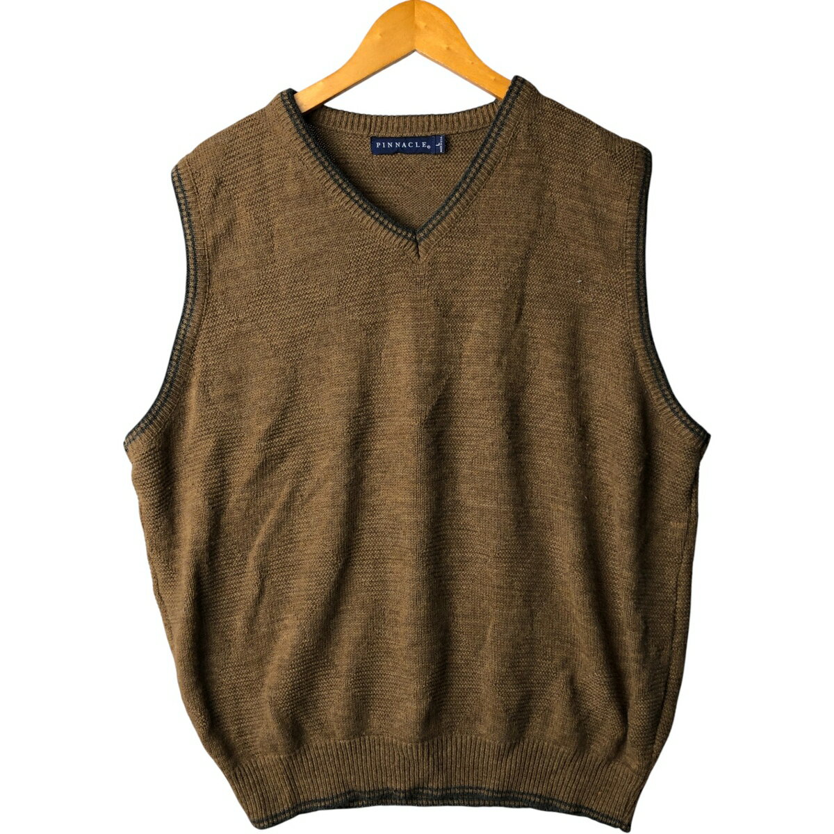 商品詳細 ブランド・PINNACLE・ 特徴・薄手・Vネック・ヴィンテージ・ モデル/形状・Vネック アクリルニットベスト・ 素材・アクリル:100%・ 色・ブラウン系 茶色・ 柄 生産国・USA製・ 年代・90年代・ サイズ・表記サイズ:L・着丈:64cm・身幅:60.5cm・肩幅:42cm・ コンディション・C・ カテゴリ・メンズ・トップス・ベスト・ニットベスト・ 商品番号・eaa592675・ 取扱店・・ スタッフコメントPINNACLE Vネック アクリルニットベスト / 商品番号 eaa592675 USEDですので使用感などございますが、まだまだご愛用していただけます。 古着という事をご理解の上ご注文よろしくお願いします。 【状態追記】 ●後、左腰にリペア跡※状態は当社独自の基準です。 表記サイズ着丈身幅肩幅 L(※着用感、表記サイズは目安です。)64cm60.5cm42cm ※測定値の若干の誤差はご了承下さい。サイズガイドはこちら ブランドPINNACLE 特徴薄手 / Vネック / ヴィンテージモデル/形状Vネック アクリルニットベスト素材アクリル:100%色ブラウン系 茶色柄-生産国USA製年代90年代カテゴリニットベスト商品番号eaa592675取扱店　　 PINNACLEの他の商品を見るニットベストの他の商品を見る