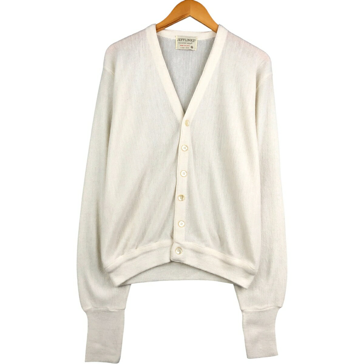 商品詳細 ブランド・JEFFLINKS・ 特徴・長袖・ヴィンテージ・ モデル/形状・アクリルニットカーディガン・ 素材・オーロンアクリル:100%・ 色・クリーム色・ 柄・無地・ 生産国・USA製・ 年代・70年代・ サイズ・表記サイズ:M...