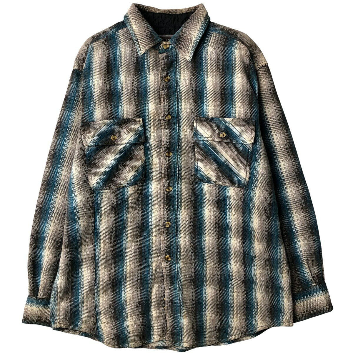 商品詳細 ブランド・DAVID TAYLOR・ 特徴・厚手・レギュラーカラー・長袖・ヴィンテージ・襟芯入り・ モデル/形状・長袖 フランネルチェックシャツ・ 素材・コットン:100%・ 色・グレー系 灰色・ブルー系 青色・ 柄・チェック柄・ 生産国・バングラデシュ製・ 年代・90年代・ サイズ・表記サイズ:M・着丈:75cm・身幅:57.5cm・肩幅:49.5cm・袖丈:57.5cm・ コンディション・C・ カテゴリ・メンズ・トップス・長袖シャツ・ネルシャツ・ 商品番号・eaa597913・ 取扱店・・ スタッフコメントDAVID TAYLOR 長袖 フランネルチェックシャツ / 商品番号 eaa597913 USEDですので使用感などございますが、まだまだご愛用していただけます。 古着という事をご理解の上ご注文よろしくお願いします。 【状態追記】 ●前、胸・両腹部に汚れ ●前、左腹部にリペア跡 ●後、左袖に汚れ ●後、両袖に擦れ※状態は当社独自の基準です。 表記サイズ着丈身幅肩幅袖丈 M(※着用感、表記サイズは目安です。)75cm57.5cm49.5cm57.5cm ※測定値の若干の誤差はご了承下さい。サイズガイドはこちら ブランドDAVID TAYLOR 特徴厚手 / レギュラーカラー / 長袖 / ヴィンテージ / 襟芯入りモデル/形状長袖 フランネルチェックシャツ素材コットン:100%色グレー系 灰色 / ブルー系 青色柄チェック柄生産国バングラデシュ製年代90年代カテゴリネルシャツ商品番号eaa597913取扱店　　 DAVID TAYLORの他の商品を見るネルシャツの他の商品を見る