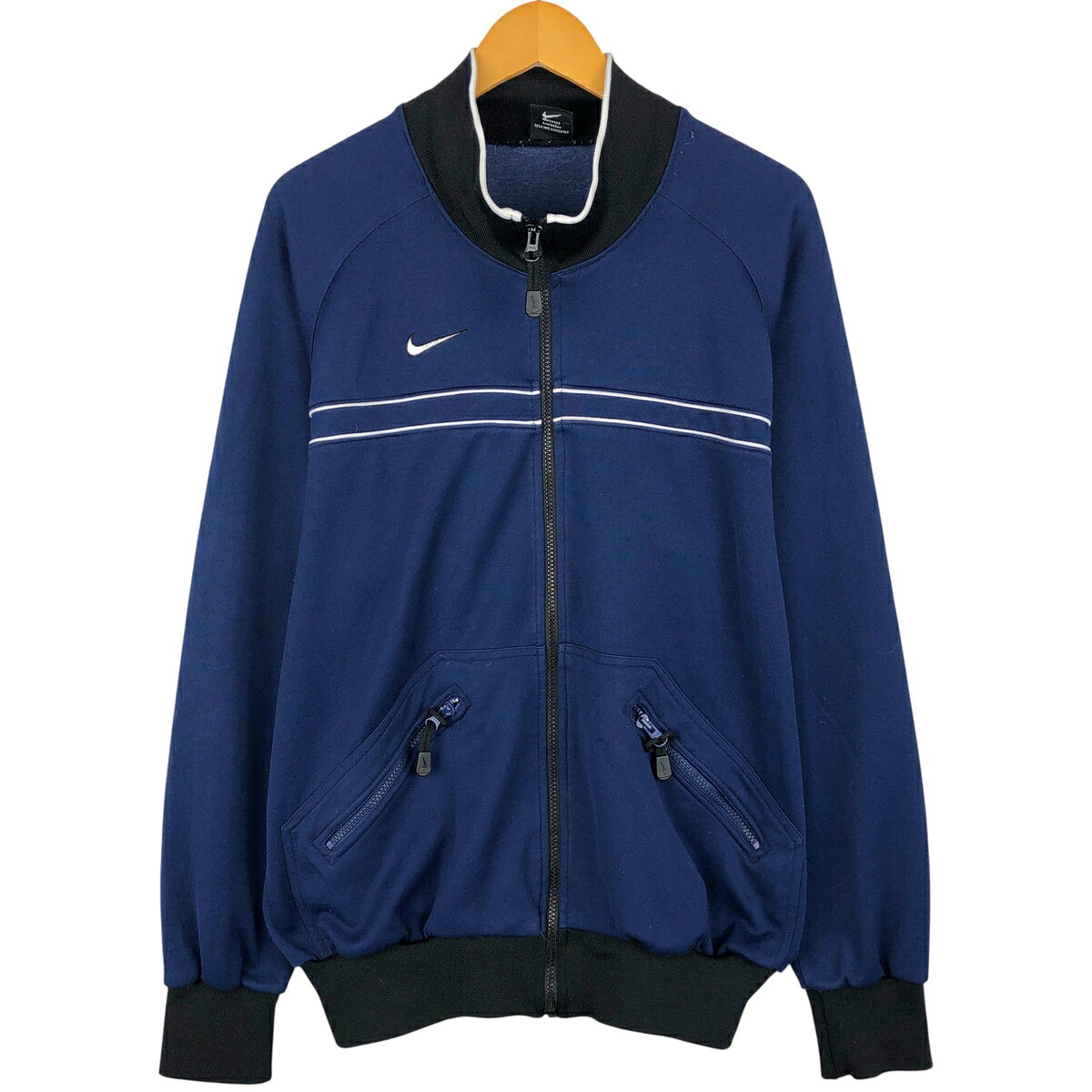 商品詳細 ブランド・NIKE・ナイキ・ 特徴・薄手・フルジップ・長袖・ラグランスリーブ・ モデル/形状・TEAM・ジャージ トラックジャケット・ 素材・ポリエステル:87%・コットン:13%・ 色・ネイビー系 紺色・ 柄・ロゴ刺繍・ライン入り・ 生産国・インドネシア製・ 年代・00年代・ サイズ・メンズL・表記サイズ:L・着丈:67.5cm・身幅:65cm・裄丈:93cm・袖丈(脇下計測):57.5cm・ コンディション・C・ カテゴリ・メンズ・アウター・ジャケット・ジャージ・トラックジャケット・ 商品番号・eaa599391・ 取扱店・・ スタッフコメント実物は少し暗めの色味になります。NIKE TEAM ジャージ トラックジャケット / メンズL / 商品番号 eaa599391 USEDですので使用感などございますが、まだまだご愛用していただけます。 古着という事をご理解の上ご注文よろしくお願いします。 【状態追記】 ●前、左腕に糸引き ●後、右肩に糸抜け　右腕に擦れ※状態は当社独自の基準です。 着用感表記サイズ着丈身幅裄丈袖丈(脇下計測) メンズLL(※着用感、表記サイズは目安です。)67.5cm65cm93cm57.5cm ※測定値の若干の誤差はご了承下さい。サイズガイドはこちら ブランドNIKEナイキ 特徴薄手 / フルジップ / 長袖 / ラグランスリーブモデル/形状TEAM / ジャージ トラックジャケット素材ポリエステル:87% / コットン:13%色ネイビー系 紺色柄ロゴ刺繍 / ライン入り生産国インドネシア製年代00年代カテゴリジャージ・トラックジャケット商品番号eaa599391取扱店　　 実物は少し暗めの色味になります。ナイキの他の商品を見るジャージ・トラックジャケットの他の商品を見る