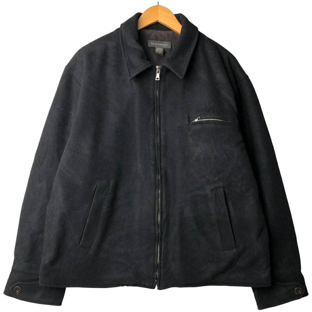 商品詳細 ブランド・BANANA REPUBLIC・バナナリパブリック・ 特徴・フルジップ・長袖・キルティングライナー・ モデル/形状・ウールスポーツジャケット・ 素材・ウール:100%・ポリエステル(インサレーション):100%・ 色・ブラック系 黒色・ 柄・無地・ 生産国・マレーシア製・ 年代・00年代・ サイズ・表記サイズ:L・着丈:67cm・身幅:64cm・肩幅:55.5cm・袖丈:59.5cm・ コンディション・C・ カテゴリ・メンズ・アウター・ジャケット・ウールジャケット・ 商品番号・eaa599984・ 取扱店・・ スタッフコメントBANANA REPUBLIC ウールスポーツジャケット / 商品番号 eaa599984 USEDですので使用感などございますが、まだまだご愛用していただけます。 古着という事をご理解の上ご注文よろしくお願いします。 【状態追記】 ●前、右腹部・裾中央・右腕に汚れ ●後、右背中・右腕・左右袖先に汚れ ●内側、肩全体に汚れ ●前内側、左胸・左胸ポケット内・右裾に汚れ ●後内側、背中に汚れ※状態は当社独自の基準です。 表記サイズ着丈身幅肩幅袖丈 L(※着用感、表記サイズは目安です。)67cm64cm55.5cm59.5cm ※測定値の若干の誤差はご了承下さい。サイズガイドはこちら ブランドBANANA REPUBLICバナナリパブリック 特徴フルジップ / 長袖 / キルティングライナーモデル/形状ウールスポーツジャケット素材ウール:100% / ポリエステル(インサレーション):100%色ブラック系 黒色柄無地生産国マレーシア製年代00年代カテゴリウールジャケット商品番号eaa599984取扱店　　 バナナリパブリックの他の商品を見るウールジャケットの他の商品を見る