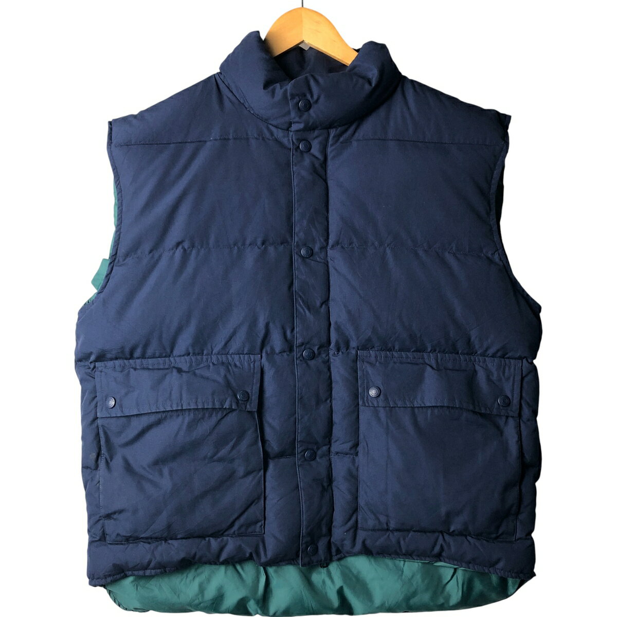 商品詳細 ブランド・Eddie Bauer・エディーバウアー・ 特徴・厚手・フルジップ・スナップボタン・ モデル/形状・グースダウンベスト・ 素材・ポリエステル:65%・コットン:35%・グースダウン(インサレーション)・ 色・ネイビー系 紺色・ 柄・無地・ 生産国・インドネシア製・ 年代 サイズ・メンズL・表記サイズ:L・着丈:71.5cm・身幅:65cm・肩幅:55.5cm・ コンディション・C・ カテゴリ・メンズ・トップス・ベスト・ダウン・中綿ベスト・ 商品番号・eaa602288・ 取扱店・・ スタッフコメント素材表記グースダウン(インサレーション)ですが、混合率不明です。Eddie Bauer グースダウンベスト / メンズL / 商品番号 eaa602288 USEDですので使用感などございますが、まだまだご愛用していただけます。 古着という事をご理解の上ご注文よろしくお願いします。 【状態追記】 ●前、腹部・右裾に汚れ ●後、右肩に汚れ ●内側、襟ぐりに汚れ ●前内側、前立て(胸部付近)に汚れ※状態は当社独自の基準です。 着用感表記サイズ着丈身幅肩幅 メンズLL(※着用感、表記サイズは目安です。)71.5cm65cm55.5cm ※測定値の若干の誤差はご了承下さい。サイズガイドはこちら ブランドEddie Bauerエディーバウアー 特徴厚手 / フルジップ / スナップボタンモデル/形状グースダウンベスト素材ポリエステル:65% / コットン:35% / グースダウン(インサレーション)色ネイビー系 紺色柄無地生産国インドネシア製年代-カテゴリダウン・中綿ベスト商品番号eaa602288取扱店　　 素材表記グースダウン(インサレーション)ですが、混合率不明です。エディーバウアーの他の商品を見るダウン・中綿ベストの他の商品を見る