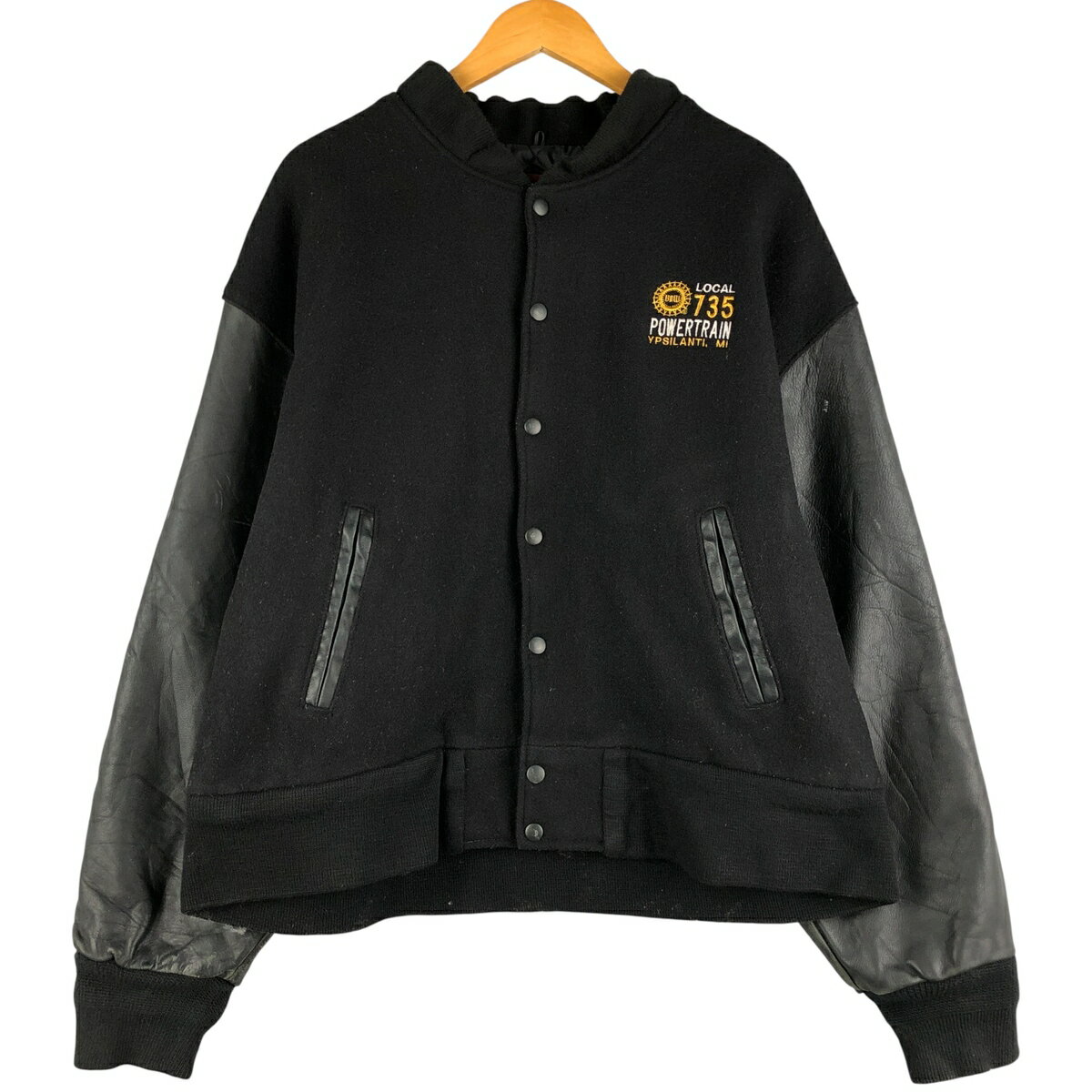 商品詳細 ブランド・Reed・ 特徴・スナップボタン・長袖・ヴィンテージ・キルティングライナー・中綿入り・ モデル/形状・袖革ウールボタンスタジャン バーシティジャケット・ 素材・不明・ 色・ブラック系 黒色・ 柄・刺繍・ 生産国・USA製・ 年代・90年代・ サイズ・表記サイズ:XL・着丈:65cm・身幅:65cm・肩幅:62cm・袖丈:63cm・ コンディション・C・ カテゴリ・メンズ・アウター・ジャケット・スタジャン・ 商品番号・eaa603042・ 取扱店・・ スタッフコメント品質タグ擦れの為、素材不明です。おそらくウールと本革レザーとポリエステル(インサレーション)かと思われます。Reed 袖革ウールボタンスタジャン バーシティジャケット / 商品番号 eaa603042 USEDですので使用感などございますが、まだまだご愛用していただけます。 古着という事をご理解の上ご注文よろしくお願いします。 【状態追記】 ●襟ぐりにリブ伸び ●全体毛玉 ●前、左腕に汚れ　両腕に擦れ ●後、右腕に汚れ ●内、両袖先に汚れ　右肩に糸抜け※状態は当社独自の基準です。 表記サイズ着丈身幅肩幅袖丈 XL(※着用感、表記サイズは目安です。)65cm65cm62cm63cm ※測定値の若干の誤差はご了承下さい。サイズガイドはこちら ブランドReed 特徴スナップボタン / 長袖 / ヴィンテージ / キルティングライナー / 中綿入りモデル/形状袖革ウールボタンスタジャン バーシティジャケット素材不明色ブラック系 黒色柄刺繍生産国USA製年代90年代カテゴリスタジャン商品番号eaa603042取扱店　　 品質タグ擦れの為、素材不明です。おそらくウールと本革レザーとポリエステル(インサレーション)かと思われます。Reedの他の商品を見るスタジャンの他の商品を見る