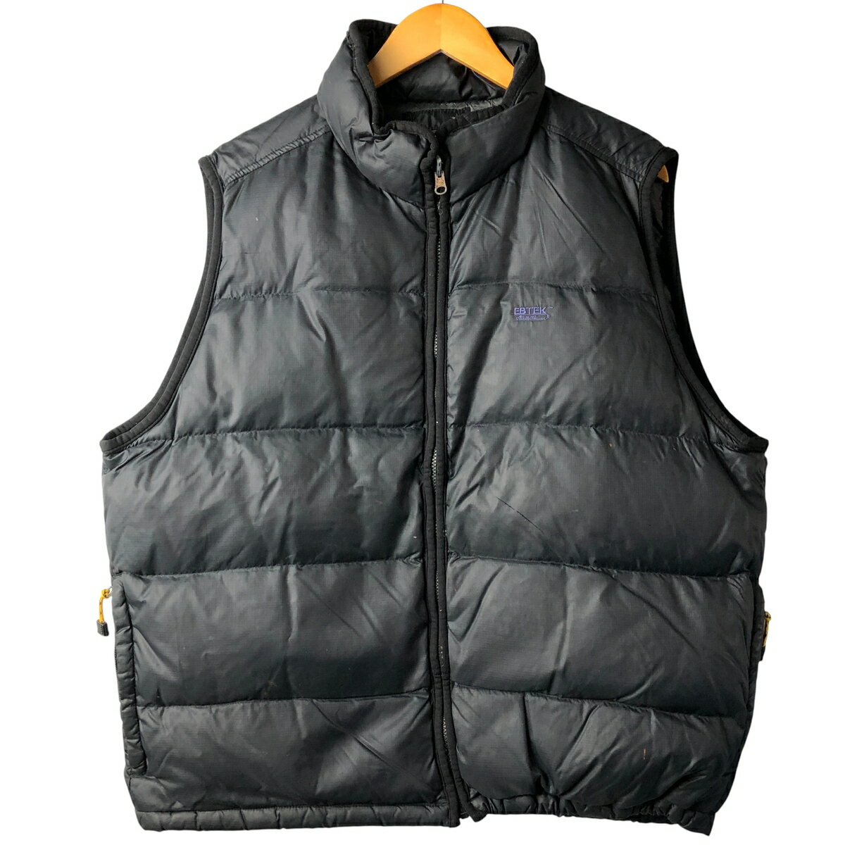 商品詳細 ブランド・Eddie Bauer・エディーバウアー・ 特徴・厚手・フルジップ・ヴィンテージ・ドローコード・リップストップ・ モデル/形状・EBTEK・グースダウンベスト・ 素材・ナイロン:100%・グースダウン(インサレーション)・ 色・ブラック系 黒色・ 柄・無地・刺繍・ 生産国・バングラデシュ製・ 年代・90年代・ サイズ・表記サイズ:L・着丈:71cm・身幅:68cm・肩幅:48cm・ コンディション・C・ カテゴリ・メンズ・トップス・ベスト・ダウン・中綿ベスト・ 商品番号・eaa603735・ 取扱店・ネットショップ・ スタッフコメントEddie Bauer EBTEK グースダウンベスト / 商品番号 eaa603735 USEDですので使用感などございますが、まだまだご愛用していただけます。 古着という事をご理解の上ご注文よろしくお願いします。 【状態追記】 ●前、左胸・腹部全体に汚れ ●前、ジップエンドに擦れ ●後内側、背中中央に汚れ ●後内側、ドローコード紐にほつれ※状態は当社独自の基準です。 着用感表記サイズ着丈身幅肩幅 メンズLL(※着用感、表記サイズは目安です。)71cm68cm48cm ※測定値の若干の誤差はご了承下さい。サイズガイドはこちら ブランドEddie Bauerエディーバウアー 特徴厚手 / フルジップ / ヴィンテージ / ドローコード / リップストップ モデル/形状EBTEK / グースダウンベスト 素材ナイロン:100% / グースダウン(インサレーション) 色ブラック系 黒色 柄無地 / 刺繍 生産国バングラデシュ製 年代90年代 カテゴリダウン・中綿ベスト 商品番号eaa603735 取扱店ネットショップ 　　 エディーバウアーの他の商品を見るダウン・中綿ベストの他の商品を見る