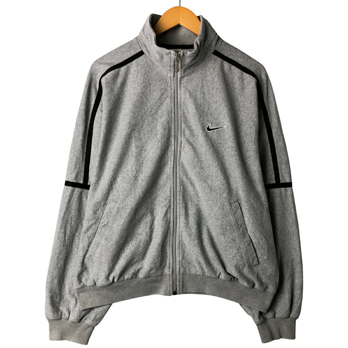 商品詳細 ブランド・NIKE・ナイキ・ 特徴・フルジップ・長袖・ヴィンテージ・ハイネック・ モデル/形状・銀タグ・スウェットフルジップパーカー・ 素材・コットン:70%・ポリエステル:30%・ 色・グレー系 灰色・ 柄・無地・ワンポイント・ライン入り・ 生産国・中国製・ 年代・90年代・ サイズ・表記サイズ:L・着丈:62.5cm・身幅:66.5cm・裄丈:89cm・袖丈(脇下計測):53cm・ コンディション・B・ カテゴリ・メンズ・トップス・スウェット・パーカー・ 商品番号・eaa604032・ 取扱店・・ スタッフコメントNIKE 銀タグ スウェットフルジップパーカー / 商品番号 eaa604032 USEDですので使用感などございますが、まだまだご愛用していただけます。 古着という事をご理解の上ご注文よろしくお願いします。※状態は当社独自の基準です。 表記サイズ着丈身幅裄丈袖丈(脇下計測) L(※着用感、表記サイズは目安です。)62.5cm66.5cm89cm53cm ※測定値の若干の誤差はご了承下さい。サイズガイドはこちら ブランドNIKEナイキ 特徴フルジップ / 長袖 / ヴィンテージ / ハイネックモデル/形状銀タグ / スウェットフルジップパーカー素材コットン:70% / ポリエステル:30%色グレー系 灰色柄無地 / ワンポイント / ライン入り生産国中国製年代90年代カテゴリパーカー商品番号eaa604032取扱店　　 ナイキの他の商品を見るパーカーの他の商品を見る