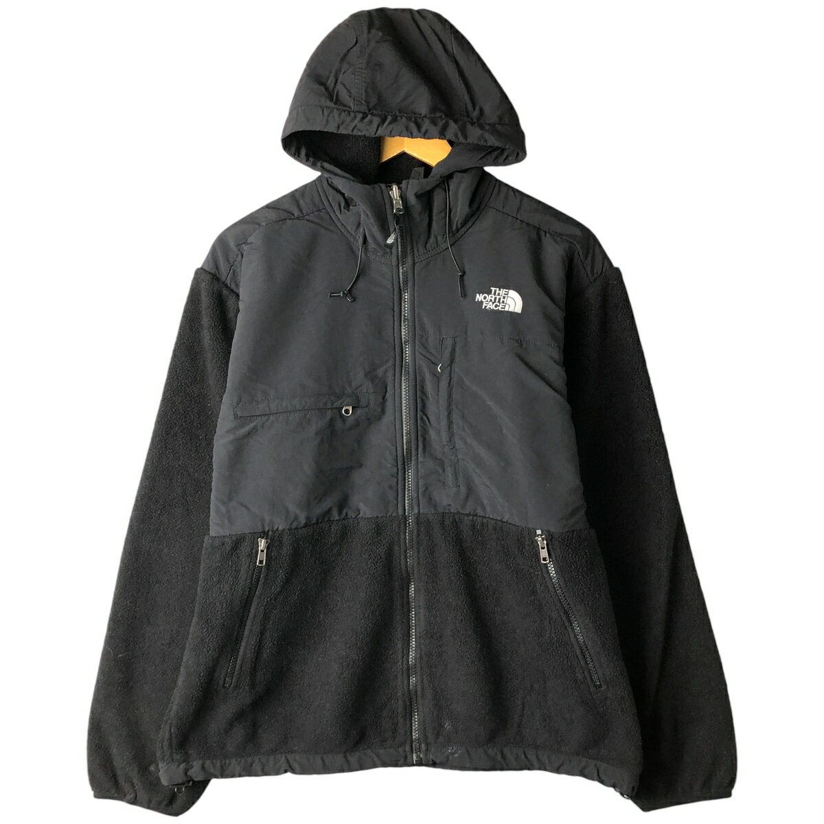 商品詳細 ブランド・THE NORTH FACE・ザノースフェイス・ 特徴・フルジップ・長袖・POLARTEC ポーラテック・ドローコード・ モデル/形状・デナリフーディー・ナイロンxフリースパーカー・ 素材・ポリエステル:100%・ナイロン(切替部分):100%・ 色・ブラック系 黒色・ 柄・ロゴ刺繍・無地・ 生産国・メキシコ製・ 年代 サイズ・メンズM・表記サイズ:M・着丈:66cm・身幅:65.5cm・肩幅:52cm・袖丈:60cm・ コンディション・C・ カテゴリ・メンズ・アウター・ジャケット・フリースジャケット・ 商品番号・eaa604749・ 取扱店・・ スタッフコメントTHE NORTH FACE デナリフーディー ナイロンxフリースパーカー / メンズM / 商品番号 eaa604749 USEDですので使用感などございますが、まだまだご愛用していただけます。 古着という事をご理解の上ご注文よろしくお願いします。 【状態追記】 ●前、右腕に焦げ　裾に汚れ ●内、前側左裾にリペア跡※状態は当社独自の基準です。 着用感表記サイズ着丈身幅肩幅袖丈 メンズMM(※着用感、表記サイズは目安です。)66cm65.5cm52cm60cm ※測定値の若干の誤差はご了承下さい。サイズガイドはこちら ブランドTHE NORTH FACEザノースフェイス 特徴フルジップ / 長袖 / POLARTEC ポーラテック / ドローコードモデル/形状デナリフーディー / ナイロンxフリースパーカー素材ポリエステル:100% / ナイロン(切替部分):100%色ブラック系 黒色柄ロゴ刺繍 / 無地生産国メキシコ製年代-カテゴリフリースジャケット商品番号eaa604749取扱店　　 ザノースフェイスの他の商品を見るフリースジャケットの他の商品を見る