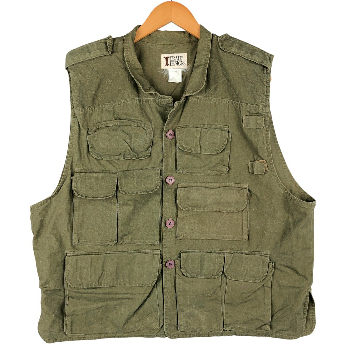 商品詳細 ブランド・TRAIL DESIGNS・ 特徴・薄手・多ポケット・ゲームポケット・ヴィンテージ・エポレット・ モデル/形状・ハンティングベスト・ 素材・不明・ 色・グリーン系 濃緑・ 柄・無地・ 生産国・不明・ 年代・90年代・ サイズ・メンズXL・表記サイズ:XL・着丈:66.5cm・身幅:64.5cm・肩幅:45cm・ コンディション・C・ カテゴリ・メンズ・トップス・ベスト・ハンティングベスト・ 商品番号・eaa605617・ 取扱店・・ スタッフコメント素材表記不明ですが、恐らくコットンかと思われます。TRAIL DESIGNS ハンティングベスト / メンズXL / 商品番号 eaa605617 USEDですので使用感などございますが、まだまだご愛用していただけます。 古着という事をご理解の上ご注文よろしくお願いします。 【状態追記】 ●後、右肩に汚れ※状態は当社独自の基準です。 着用感表記サイズ着丈身幅肩幅 メンズXLXL(※着用感、表記サイズは目安です。)66.5cm64.5cm45cm ※測定値の若干の誤差はご了承下さい。サイズガイドはこちら ブランドTRAIL DESIGNS 特徴薄手 / 多ポケット / ゲームポケット / ヴィンテージ / エポレットモデル/形状ハンティングベスト素材不明色グリーン系 濃緑柄無地生産国不明年代90年代カテゴリハンティングベスト商品番号eaa605617取扱店　　 素材表記不明ですが、恐らくコットンかと思われます。TRAIL DESIGNSの他の商品を見るハンティングベストの他の商品を見る