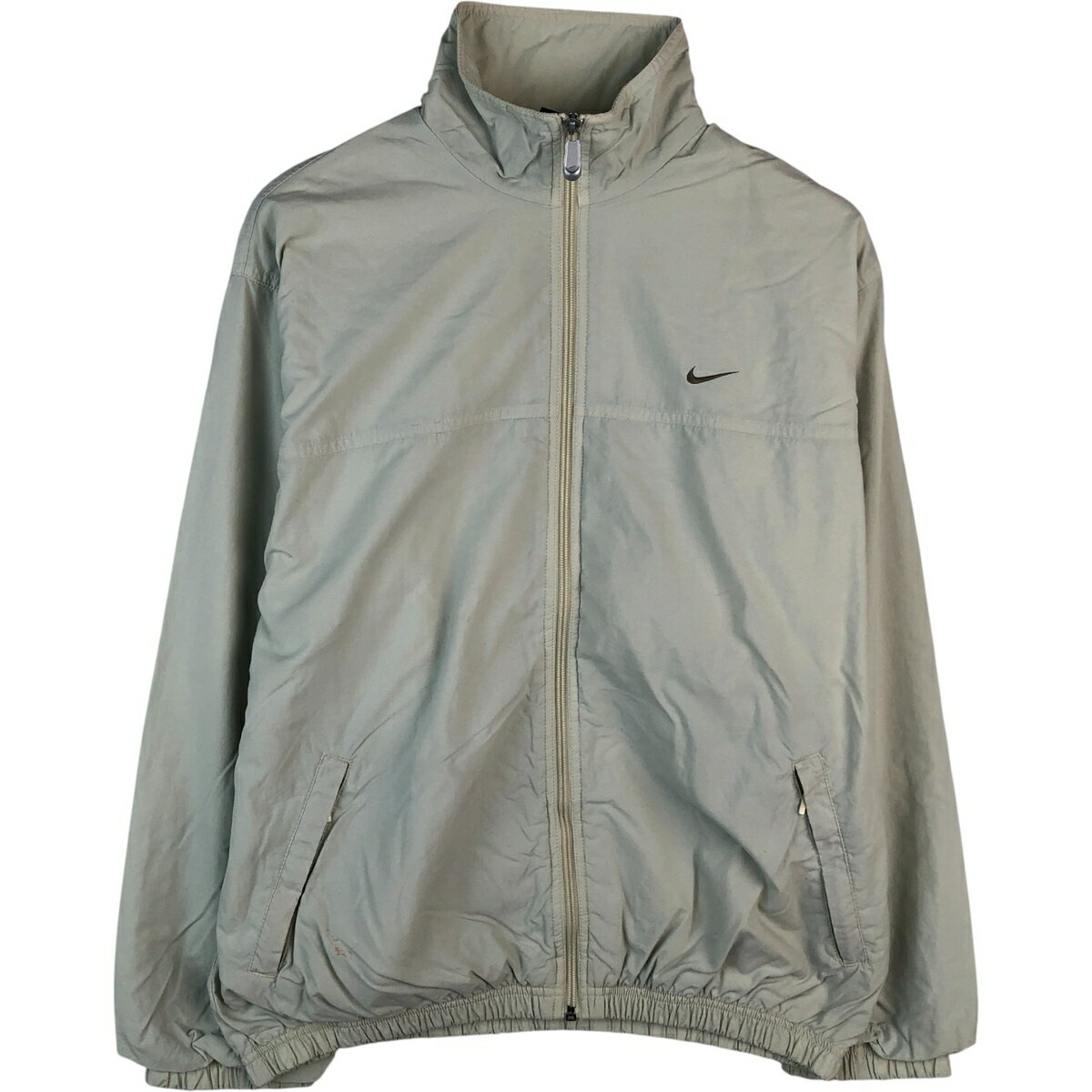 商品詳細 ブランド・NIKE・ナイキ・ 特徴・薄手・フルジップ・長袖・ヴィンテージ・ モデル/形状・ナイロンジャケット・ 素材・ナイロン:100%・ 色・グレー系 灰色・ 柄・ロゴ刺繍・ 生産国・タイランド製・ 年代・90年代・ サイズ・表記サイズ:M・着丈:65.5cm・身幅:61.5cm・肩幅:50cm・袖丈:57.5cm・ コンディション・C・ カテゴリ・メンズ・アウター・ジャケット・ナイロンジャケット・ウインドブレーカー・ 商品番号・eaa608868・ 取扱店・ネットショップ・ スタッフコメント写真と実物とでは色味が異なる恐れがございます。NIKE ナイロンジャケット / 商品番号 eaa608868 USEDですので使用感などございますが、まだまだご愛用していただけます。 古着という事をご理解の上ご注文よろしくお願いします。 【状態追記】 ●前、右腹部・両ポケット内に汚れ ●後、両袖に汚れ ●内、左背中・右腹部・両袖・右袖先に汚れ※状態は当社独自の基準です。 着用感表記サイズ着丈身幅肩幅袖丈 メンズMM(※着用感、表記サイズは目安です。)65.5cm61.5cm50cm57.5cm ※測定値の若干の誤差はご了承下さい。サイズガイドはこちら ブランドNIKEナイキ 特徴薄手 / フルジップ / 長袖 / ヴィンテージ モデル/形状ナイロンジャケット 素材ナイロン:100% 色グレー系 灰色 柄ロゴ刺繍 生産国タイランド製 年代90年代 カテゴリナイロンジャケット・ウインドブレーカー 商品番号eaa608868 取扱店ネットショップ 　　 写真と実物とでは色味が異なる恐れがございます。ナイキの他の商品を見るナイロンジャケット・ウインドブレーカーの他の商品を見る