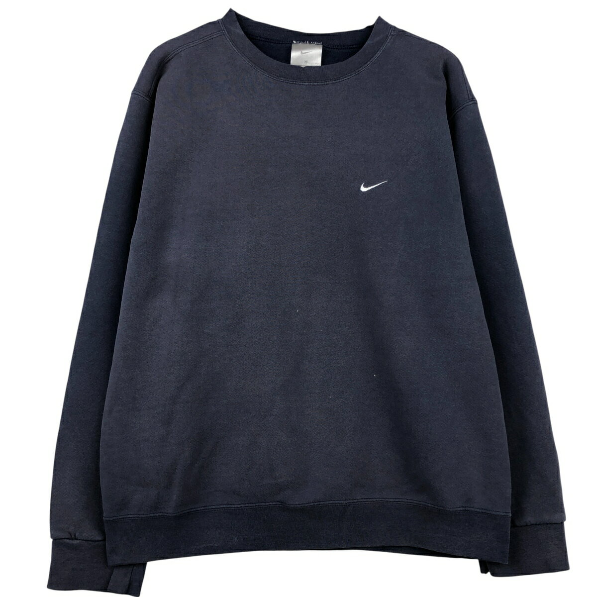 商品詳細 ブランド・NIKE・ナイキ・ 特徴・クルーネック(丸首)・長袖・フェード・ モデル/形状・ワンポイントロゴスウェットシャツ トレーナー・ 素材・コットン:80%・ポリエステル:20%・ 色・ネイビー系 紺色・ 柄・無地・ワンポイント・ 生産国・メキシコ製・ 年代・00年代・ サイズ・表記サイズ:M・着丈:66cm・身幅:58cm・肩幅:51.5cm・袖丈:61cm・ コンディション・C・ カテゴリ・メンズ・トップス・スウェット・トレーナー・ 商品番号・eaa612883・ 取扱店・ネットショップ・ スタッフコメントこの商品は、色褪せや変色、色むらを古着ならではのリアルな風合いとして味わえる一着です。NIKE ワンポイントロゴスウェットシャツ トレーナー / 商品番号 eaa612883 USEDですので使用感などございますが、まだまだご愛用していただけます。 古着という事をご理解の上ご注文よろしくお願いします。 【状態追記】 ●全体、色褪せ・変色 ●前、襟周り・左腹部・両袖に汚れ ●後、左右襟・両肩・左袖に汚れ※状態は当社独自の基準です。 着用感表記サイズ着丈身幅肩幅袖丈 メンズMM(※着用感、表記サイズは目安です。)66cm58cm51.5cm61cm ※測定値の若干の誤差はご了承下さい。サイズガイドはこちら ブランドNIKEナイキ 特徴クルーネック(丸首) / 長袖 / フェード モデル/形状ワンポイントロゴスウェットシャツ トレーナー 素材コットン:80% / ポリエステル:20% 色ネイビー系 紺色 柄無地 / ワンポイント 生産国メキシコ製 年代00年代 カテゴリトレーナー 商品番号eaa612883 取扱店ネットショップ 　　 この商品は、色褪せや変色、色むらを古着ならではのリアルな風合いとして味わえる一着です。ナイキの他の商品を見るトレーナーの他の商品を見る