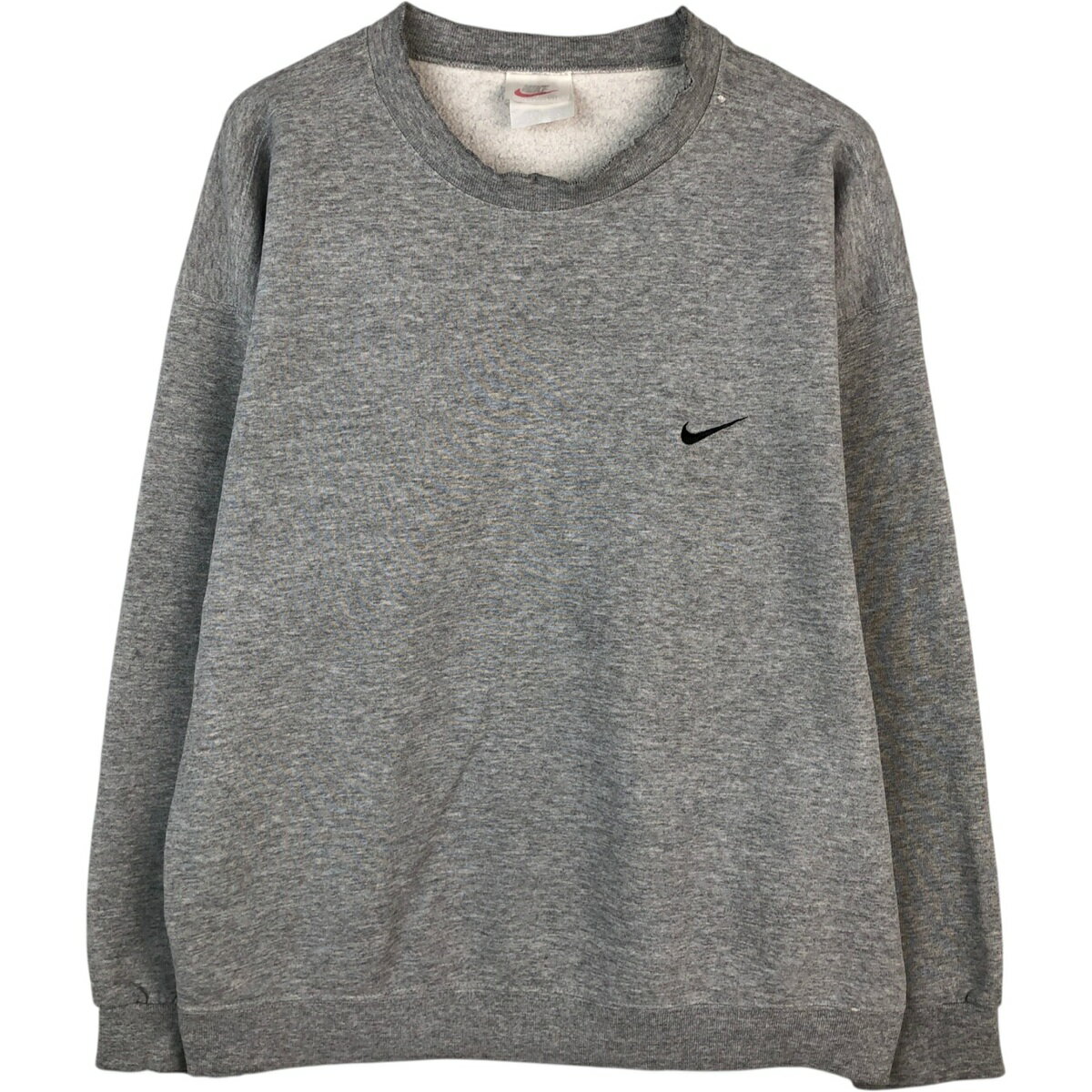 商品詳細 ブランド・NIKE・ナイキ・ 特徴・クルーネック(丸首)・長袖・ヴィンテージ・ モデル/形状・ワンポイントロゴスウェットシャツ トレーナー・ 素材・コットン:85%・ポリエステル:15%・ 色・グレー系 灰色・ 柄・無地・ワンポイント・ 生産国・メキシコ製・ 年代・90年代・ サイズ・表記サイズ:XL・着丈:65.5cm・身幅:64.5cm・肩幅:64.5cm・袖丈:55.5cm・ コンディション・C・ カテゴリ・メンズ・トップス・スウェット・トレーナー・ 商品番号・eaa614220・ 取扱店・ネットショップ・ スタッフコメントNIKE ワンポイントロゴスウェットシャツ トレーナー / 商品番号 eaa614220 USEDですので使用感などございますが、まだまだご愛用していただけます。 古着という事をご理解の上ご注文よろしくお願いします。 【状態追記】 ●全体、リブ伸び ●前、左右襟ぐり・左右袖に破れ　左肩に擦り切れ ●後、左右襟ぐりに穴　左右袖に破れ※状態は当社独自の基準です。 着用感表記サイズ着丈身幅肩幅袖丈 メンズXLXL(※着用感、表記サイズは目安です。)65.5cm64.5cm64.5cm55.5cm ※測定値の若干の誤差はご了承下さい。サイズガイドはこちら ブランドNIKEナイキ 特徴クルーネック(丸首) / 長袖 / ヴィンテージ モデル/形状ワンポイントロゴスウェットシャツ トレーナー 素材コットン:85% / ポリエステル:15% 色グレー系 灰色 柄無地 / ワンポイント 生産国メキシコ製 年代90年代 カテゴリトレーナー 商品番号eaa614220 取扱店ネットショップ 　　 ナイキの他の商品を見るトレーナーの他の商品を見る