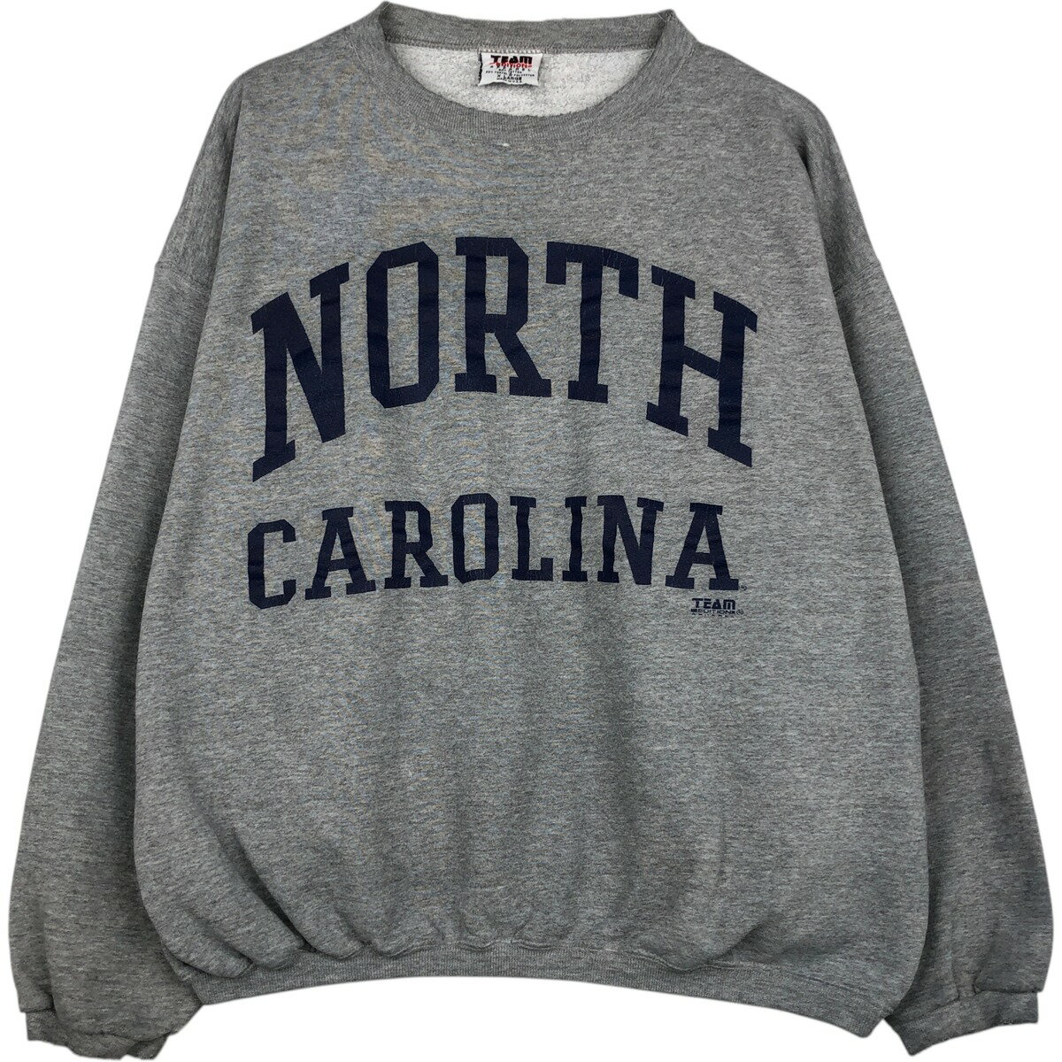 商品詳細 ブランド・TEAM EDITION・ 特徴・クルーネック(丸首）・長袖・ヴィンテージ・ モデル/形状・NORTH CAROLINA ノースカロライナ大学・カレッジスウェットシャツ トレーナー・ 素材・コットン:80%・ポリエステル:20%・ 色・グレー系 灰色・ 柄・プリント・ 生産国・USA製・ 年代・90年代・ サイズ・メンズXL・表記サイズ:X LARGE・着丈:64cm・身幅:72.5cm・肩幅:67.5cm・袖丈:51.5cm・ コンディション・C・ カテゴリ・メンズ・トップス・スウェット・トレーナー・ 商品番号・eaa616575・ 取扱店・・ スタッフコメントTEAM EDITION NORTH CAROLINA ノースカロライナ大学 カレッジスウェットシャツ トレーナー / メンズXL / 商品番号 eaa616575 USEDですので使用感などございますが、まだまだご愛用していただけます。 古着という事をご理解の上ご注文よろしくお願いします。 【状態追記】 ●前、右裾に汚れ　襟周り・両袖に裂け ●後、右腕に汚れ　襟周り・両袖に裂け※状態は当社独自の基準です。 着用感表記サイズ着丈身幅肩幅袖丈 メンズXLX LARGE(※着用感、表記サイズは目安です。)64cm72.5cm67.5cm51.5cm ※測定値の若干の誤差はご了承下さい。サイズガイドはこちら ブランドTEAM EDITION 特徴クルーネック(丸首） / 長袖 / ヴィンテージモデル/形状NORTH CAROLINA ノースカロライナ大学 / カレッジスウェットシャツ トレーナー素材コットン:80% / ポリエステル:20%色グレー系 灰色柄プリント生産国USA製年代90年代カテゴリトレーナー商品番号eaa616575取扱店　　 TEAM EDITIONの他の商品を見るトレーナーの他の商品を見る