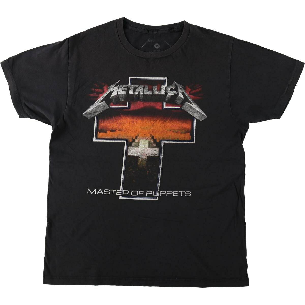 商品詳細 ブランド・UNKNOWN・ 特徴・クルーネック(丸首)・半袖・メタル・ モデル/形状・METALLICA メタリカ・バンドTシャツ バンT・ 素材・コットン:100%・ 色・ブラック系 黒色・ 柄・プリント・ 生産国・メキシコ製・ 年代 サイズ・メンズM・表記サイズ:M・着丈:63.5cm・身幅:49cm・肩幅:41cm・袖丈:18cm・ コンディション・C・ カテゴリ・メンズ・トップス・Tシャツ・バンドTシャツ・ 商品番号・eaa618756・ 取扱店・・ スタッフコメントMETALLICA メタリカ バンドTシャツ バンT / メンズM / 商品番号 eaa618756 USEDですので使用感などございますが、まだまだご愛用していただけます。 古着という事をご理解の上ご注文よろしくお願いします。 【状態追記】 ●前、襟に汚れ・穴 ●後、襟に汚れ　腰・左脇に穴　裾にリペア跡 ●内、襟に剥離　右脇に汚れ※状態は当社独自の基準です。 着用感表記サイズ着丈身幅肩幅袖丈 メンズMM(※着用感、表記サイズは目安です。)63.5cm49cm41cm18cm ※測定値の若干の誤差はご了承下さい。サイズガイドはこちら ブランドUNKNOWN 特徴クルーネック(丸首) / 半袖 / メタルモデル/形状METALLICA メタリカ / バンドTシャツ バンT素材コットン:100%色ブラック系 黒色柄プリント生産国メキシコ製年代-カテゴリバンドTシャツ商品番号eaa618756取扱店　　 バンドTシャツの他の商品を見る