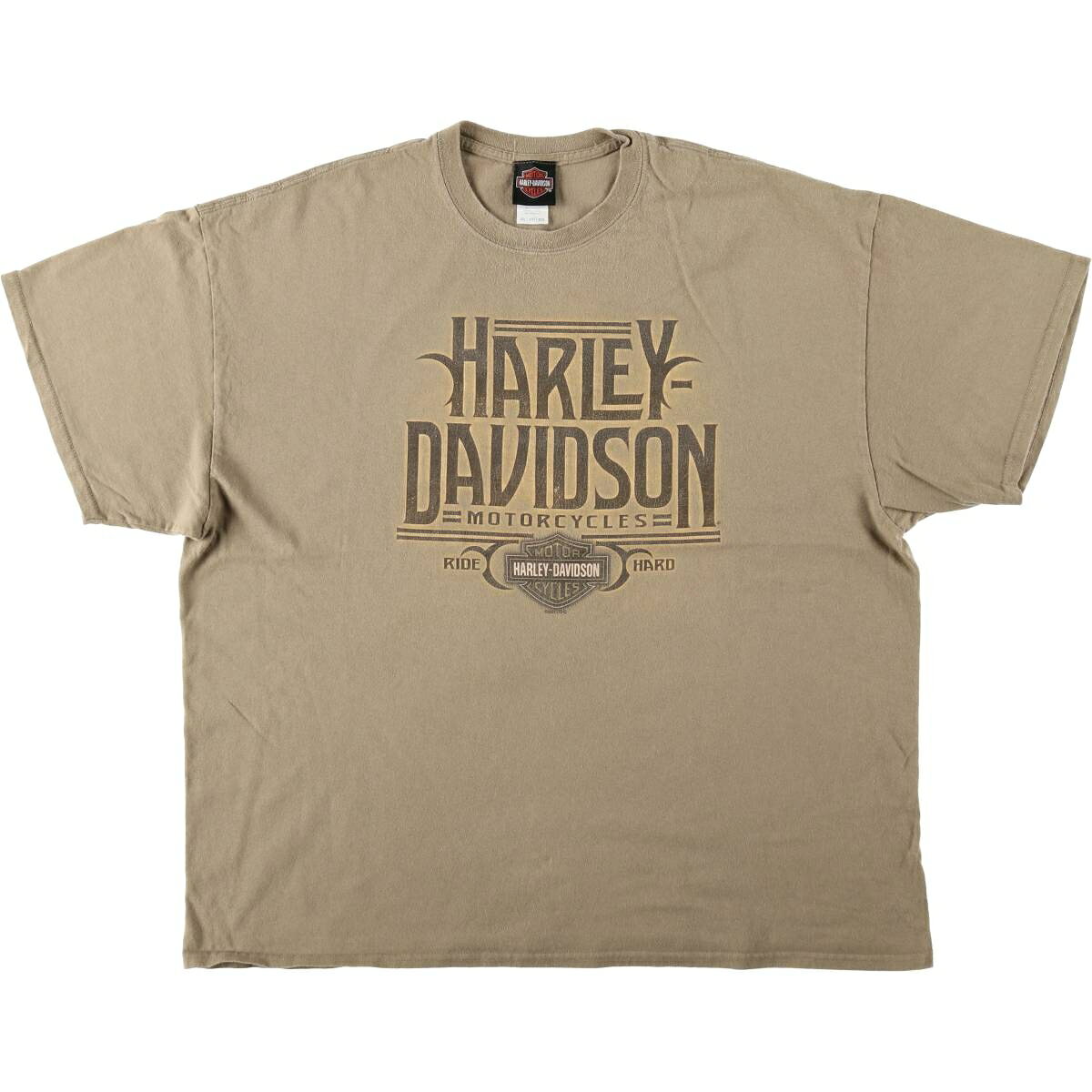 商品詳細 ブランド・Harley-Davidson・ハーレーダビッドソン・ 特徴・クルーネック(丸首)・半袖・両面プリント・ モデル/形状・モーターサイクル バイクTシャツ・ 素材・コットン:100%・ 色・ベージュ系・ 柄・プリント・星条旗柄・ 生産国・ニカラグア製・ 年代 サイズ・メンズXXL・表記サイズ:2XL・着丈:71cm・身幅:65.5cm・肩幅:61.5cm・袖丈:19.5cm・ コンディション・C・ カテゴリ・メンズ・トップス・Tシャツ・モーターサイクル・バイクTシャツ・ 商品番号・eaa620875・ 取扱店・・ スタッフコメントHarley-Davidson モーターサイクル バイクTシャツ / メンズXXL / 商品番号 eaa620875 USEDですので使用感などございますが、まだまだご愛用していただけます。 古着という事をご理解の上ご注文よろしくお願いします。 【状態追記】 ●前、襟ぐりに擦れ ●後、右肩 左背中 左裾に汚れ※状態は当社独自の基準です。 着用感表記サイズ着丈身幅肩幅袖丈 メンズXXL2XL(※着用感、表記サイズは目安です。)71cm65.5cm61.5cm19.5cm ※測定値の若干の誤差はご了承下さい。サイズガイドはこちら ブランドHarley-Davidsonハーレーダビッドソン 特徴クルーネック(丸首) / 半袖 / 両面プリントモデル/形状モーターサイクル バイクTシャツ素材コットン:100%色ベージュ系柄プリント / 星条旗柄生産国ニカラグア製年代-カテゴリモーターサイクル・バイクTシャツ商品番号eaa620875取扱店　　 ハーレーダビッドソンの他の商品を見るモーターサイクル・バイクTシャツの他の商品を見る