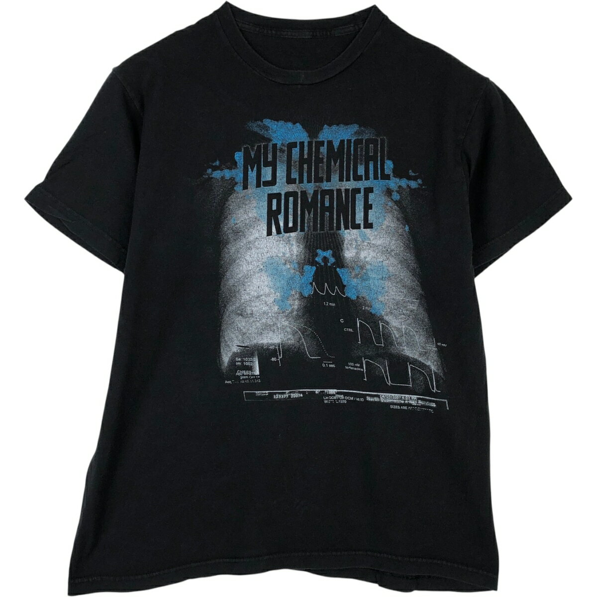 商品詳細 ブランド・UNKNOWN・ 特徴・クルーネック(丸首)・半袖・パンク・ モデル/形状・MY CHEMICAL ROMANCE マイケミカルロマンス・バンドTシャツ バンT・ 素材・不明・ 色・ブラック系 黒色・ 柄・プリント・ 生産国・不明・ 年代 サイズ・メンズM・表記サイズ:不明・着丈:65.5cm・身幅:53cm・肩幅:46cm・袖丈:19.5cm・ コンディション・B・ カテゴリ・メンズ・トップス・Tシャツ・バンドTシャツ・ 商品番号・eaa622204・ 取扱店・・ スタッフコメント品質タグ欠損の為一部詳細不明です。素材はおそらくコットンと思われます。MY CHEMICAL ROMANCE マイケミカルロマンス バンドTシャツ バンT / メンズM / 商品番号 eaa622204 USEDですので使用感などございますが、まだまだご愛用していただけます。 古着という事をご理解の上ご注文よろしくお願いします。※状態は当社独自の基準です。 着用感表記サイズ着丈身幅肩幅袖丈 メンズM不明(サイズ表記不明ですが、計測値によりメンズM相当です。)65.5cm53cm46cm19.5cm ※測定値の若干の誤差はご了承下さい。サイズガイドはこちら ブランドUNKNOWN 特徴クルーネック(丸首) / 半袖 / パンクモデル/形状MY CHEMICAL ROMANCE マイケミカルロマンス / バンドTシャツ バンT素材不明色ブラック系 黒色柄プリント生産国不明年代-カテゴリバンドTシャツ商品番号eaa622204取扱店　　 品質タグ欠損の為一部詳細不明です。素材はおそらくコットンと思われます。バンドTシャツの他の商品を見る