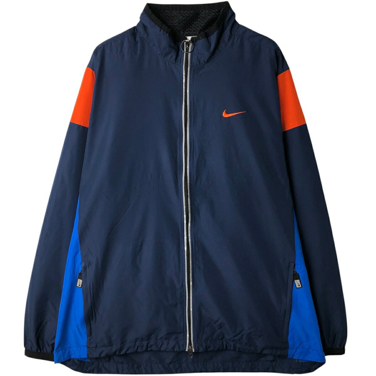 商品詳細 ブランド・NIKE・ナイキ・ 特徴・薄手・フルジップ・ドローコード・リフレクター付き・ モデル/形状・ウインドブレーカー・ 素材・ポリエステル:100%・ 色・ネイビー系 紺色・オレンジ系・ブルー系 青色・ 柄・ロゴ刺繍・ライン入り・ 生産国・バングラデシュ製・ 年代・90年代・ サイズ・メンズXL・表記サイズ:XL TG XG・着丈:73cm・身幅:67cm・肩幅:50cm・袖丈:66.5cm・ コンディション・C・ カテゴリ・メンズ・アウター・ジャケット・ナイロンジャケット・ウインドブレーカー・ 商品番号・eaa629307・ 取扱店・・ スタッフコメントNIKE ウインドブレーカー / メンズXL / 商品番号 eaa629307 USEDですので使用感などございますが、まだまだご愛用していただけます。 古着という事をご理解の上ご注文よろしくお願いします。 【状態追記】 ●前、ジップ横リフレクター部分剥げ ポケット内のドローコードダメージ ●後、背中リフレクター部分剥げ ●内、腹部に糸引き※状態は当社独自の基準です。 着用感表記サイズ着丈身幅肩幅袖丈 メンズXLXL TG XG(※着用感、表記サイズは目安です。)73cm67cm50cm66.5cm ※測定値の若干の誤差はご了承下さい。サイズガイドはこちら ブランドNIKEナイキ 特徴薄手 / フルジップ / ドローコード / リフレクター付きモデル/形状ウインドブレーカー素材ポリエステル:100%色ネイビー系 紺色 / オレンジ系 / ブルー系 青色柄ロゴ刺繍 / ライン入り生産国バングラデシュ製年代90年代カテゴリナイロンジャケット・ウインドブレーカー商品番号eaa629307取扱店　　 ナイキの他の商品を見るナイロンジャケット・ウインドブレーカーの他の商品を見る