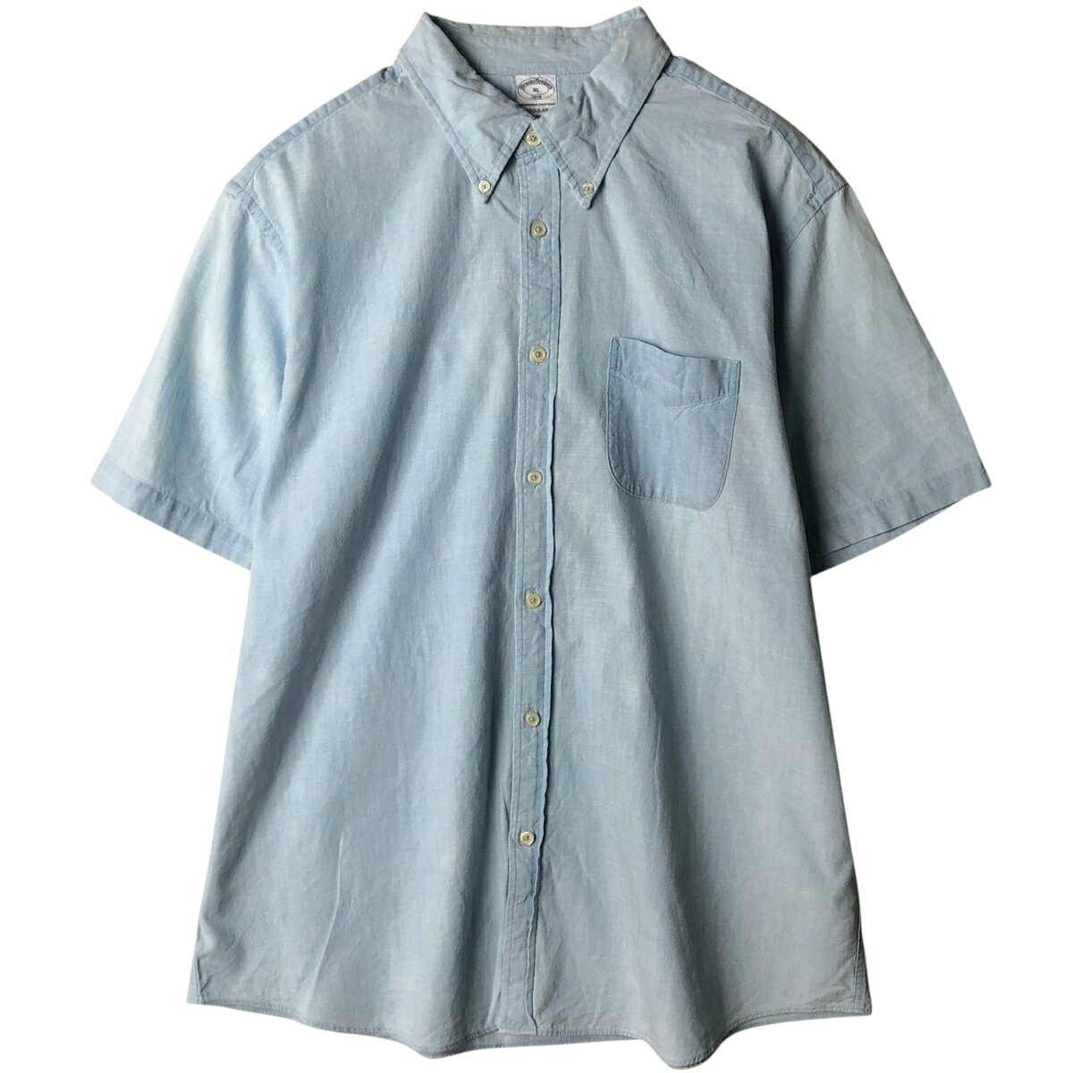 商品詳細 ブランド・Brooks Brothers・ブルックスブラザーズ・ 特徴・ボタンダウン・半袖・ モデル/形状・1818・半袖 ボタンダウンシャツ・ 素材・コットン:100%・ 色・ブルー系 青色・ 柄・無地・ 生産国・ベトナム製・ 年代 サイズ・メンズXL・表記サイズ:XL・着丈:79cm・身幅:68cm・肩幅:52cm・袖丈:25.5cm・ コンディション・C・ カテゴリ・メンズ・トップス・半袖シャツ・半袖ボタンダウンシャツ・ 商品番号・eaa649030・ 取扱店・・ スタッフコメント写真と実物とでは色味が異なる恐れがございます。水色に近い薄いブルーのような色合いでございます。Brooks Brothers 1818 半袖 ボタンダウンシャツ / メンズXL / 商品番号 eaa649030 USEDですので使用感などございますが、まだまだご愛用していただけます。 古着という事をご理解の上ご注文よろしくお願いします。 【状態追記】 ●前、右裾に汚れ※状態は当社独自の基準です。 着用感表記サイズ着丈身幅肩幅袖丈 メンズXLXL(※着用感、表記サイズは目安です。)79cm68cm52cm25.5cm ※測定値の若干の誤差はご了承下さい。サイズガイドはこちら ブランドBrooks Brothersブルックスブラザーズ 特徴ボタンダウン / 半袖モデル/形状1818 / 半袖 ボタンダウンシャツ素材コットン:100%色ブルー系 青色柄無地生産国ベトナム製年代-カテゴリ半袖ボタンダウンシャツ商品番号eaa649030取扱店　　 写真と実物とでは色味が異なる恐れがございます。水色に近い薄いブルーのような色合いでございます。ブルックスブラザーズの他の商品を見る半袖ボタンダウンシャツの他の商品を見る