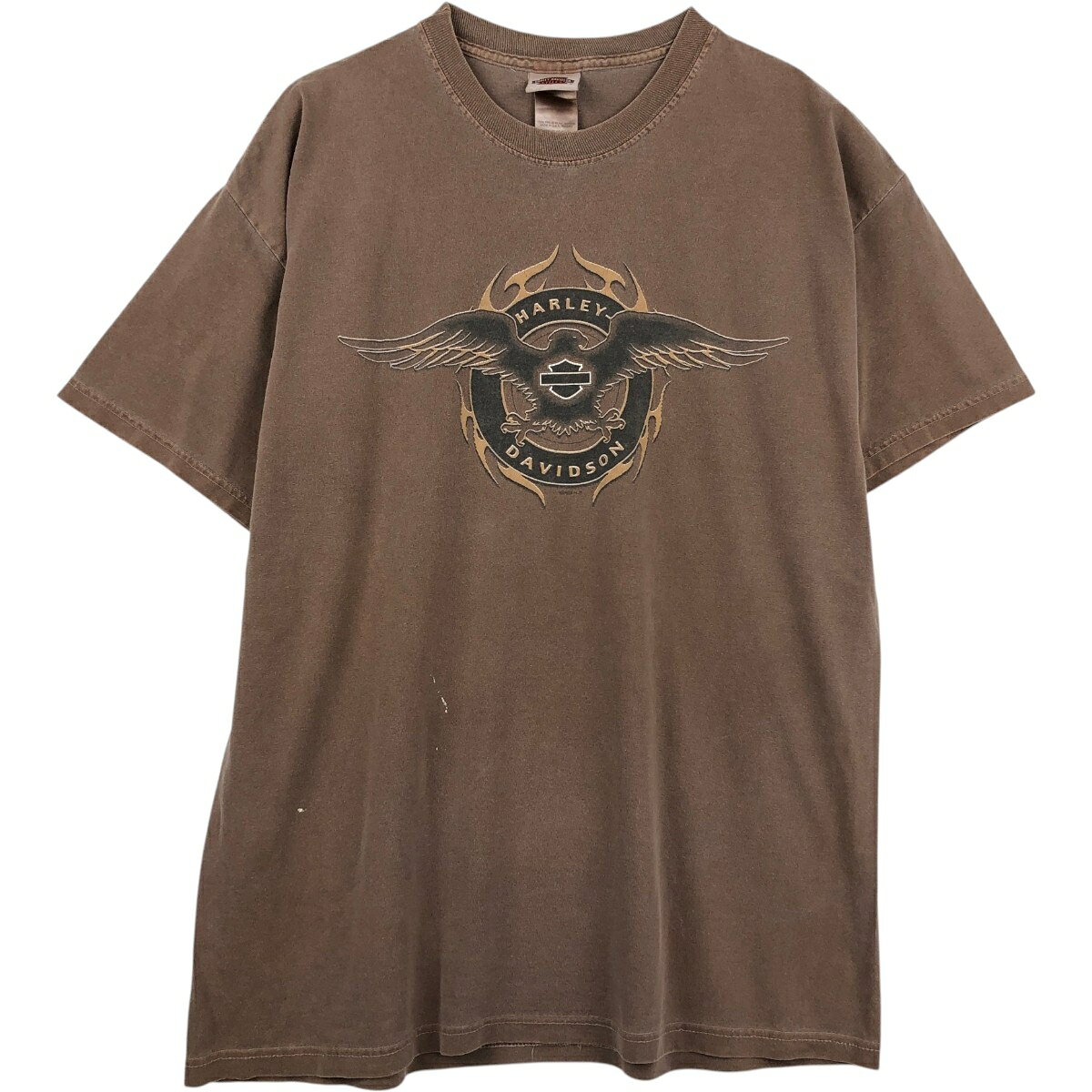 商品詳細 ブランド・Harley-Davidson・ハーレーダビッドソン・ 特徴・クルーネック(丸首)・半袖・両面プリント・ モデル/形状・モーターサイクル バイクTシャツ・ 素材・コットン:100%・ 色・チョコレート・ 柄・プリント・鷲柄 イーグル柄・ 生産国・USA製・ 年代・00年代・ サイズ・メンズXL・表記サイズ:XL・着丈:72.5cm・身幅:56cm・肩幅:55.5cm・袖丈:18.5cm・ コンディション・C・ カテゴリ・メンズ・トップス・Tシャツ・モーターサイクル・バイクTシャツ・ 商品番号・eaa653712・ 取扱店・・ スタッフコメントHarley-Davidson モーターサイクル バイクTシャツ / メンズXL / 商品番号 eaa653712 USEDですので使用感などございますが、まだまだご愛用していただけます。 古着という事をご理解の上ご注文よろしくお願いします。 【状態追記】 ●前、襟ぐり・右胸・右腹部に汚れ　右肩に穴　左袖先に裂け　裾に糸抜け ●後、襟ぐりに穴・糸抜け　右脇に裂け　腰・裾に汚れ ●内、襟ぐりに汚れ　両脇に制汗剤残り※状態は当社独自の基準です。 着用感表記サイズ着丈身幅肩幅袖丈 メンズXLXL(※着用感、表記サイズは目安です。)72.5cm56cm55.5cm18.5cm ※測定値の若干の誤差はご了承下さい。サイズガイドはこちら ブランドHarley-Davidsonハーレーダビッドソン 特徴クルーネック(丸首) / 半袖 / 両面プリントモデル/形状モーターサイクル バイクTシャツ素材コットン:100%色チョコレート柄プリント / 鷲柄 イーグル柄生産国USA製年代00年代カテゴリモーターサイクル・バイクTシャツ商品番号eaa653712取扱店　　 ハーレーダビッドソンの他の商品を見るモーターサイクル・バイクTシャツの他の商品を見る